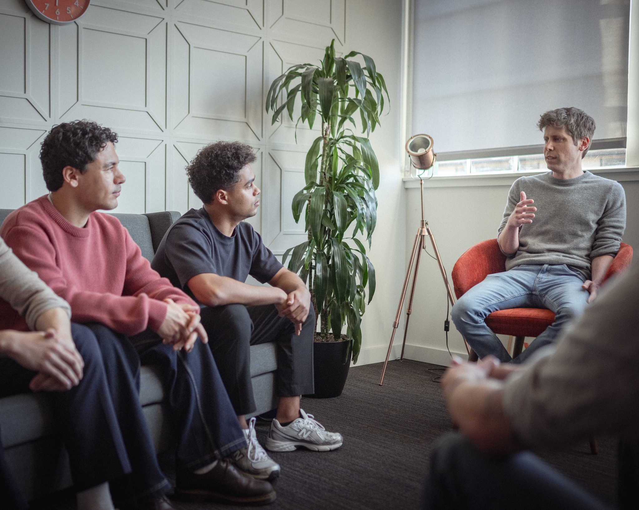 Rauf Akdemir en compagnon Lennert Jansen aan tafel met Sam Altman, de CEO van OpenAI.  Rauf Akdemir en compagnon Lennert Jansen aan tafel met Sam Altman, de CEO van OpenAI. Foto: Y Combinator