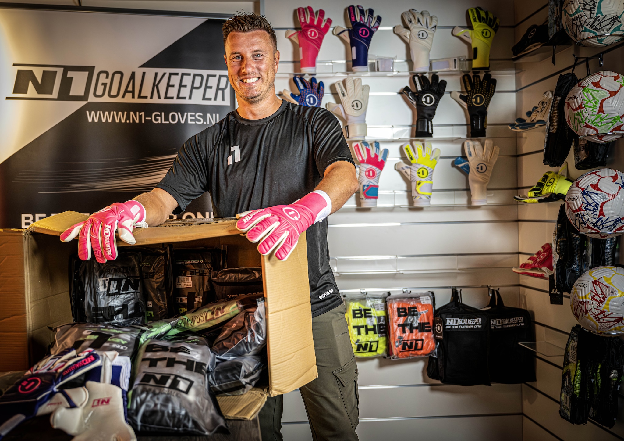 Jeffrey Vonk uit Waddinxveen heeft een bedrijf in keepershandschoenen en dat loopt heel goed. Jeffrey Vonk uit Waddinxveen heeft een bedrijf in keepershandschoenen en dat loopt heel goed. Foto: Frank de Roo