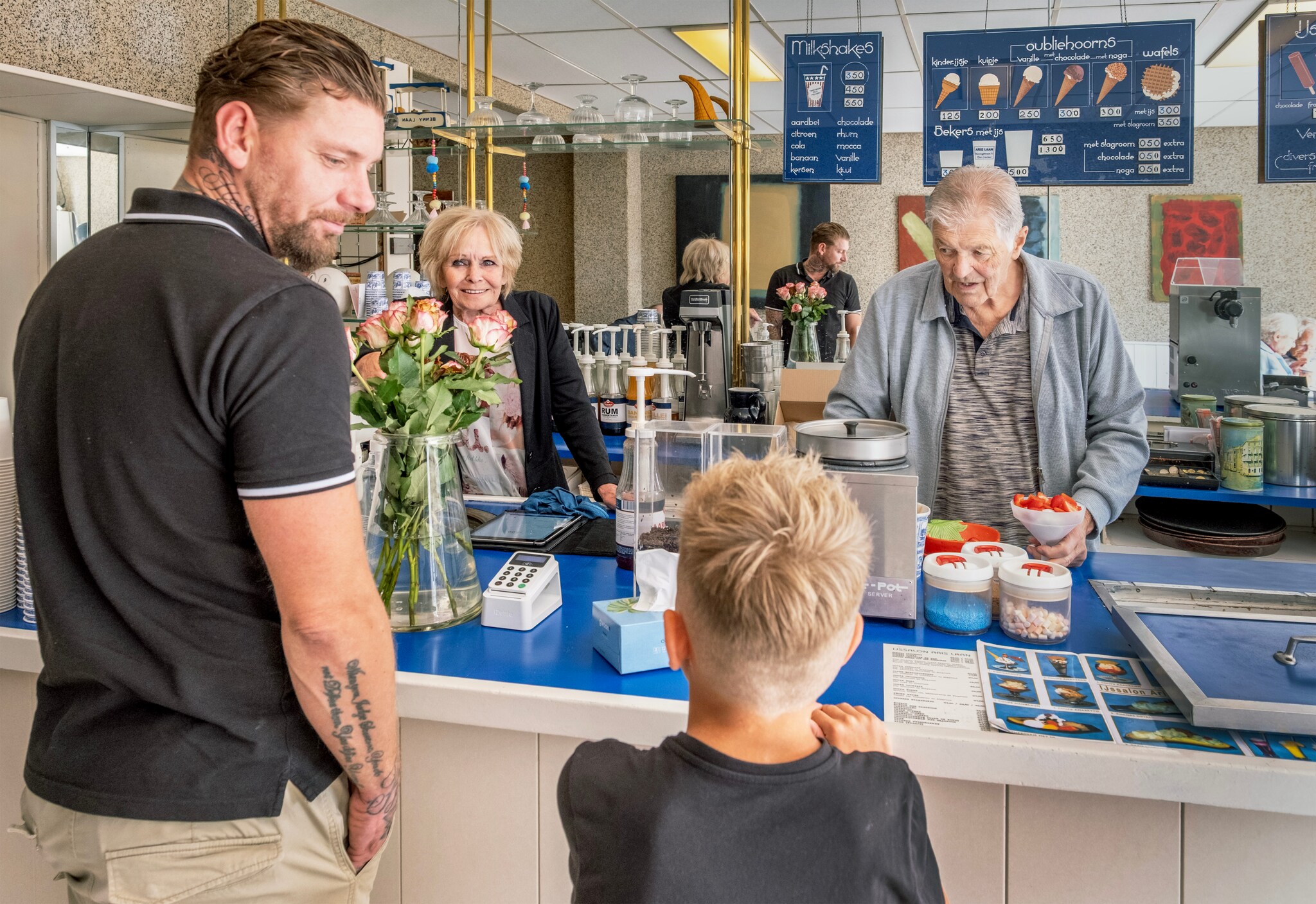 Gré en Aris van ijssalon Aris Laan aan het werk in hun ouderwetse ijssalon.  Gré en Aris van ijssalon Aris Laan aan het werk in hun ouderwetse ijssalon. Foto: Raymond Rutting/de Volkskrant.