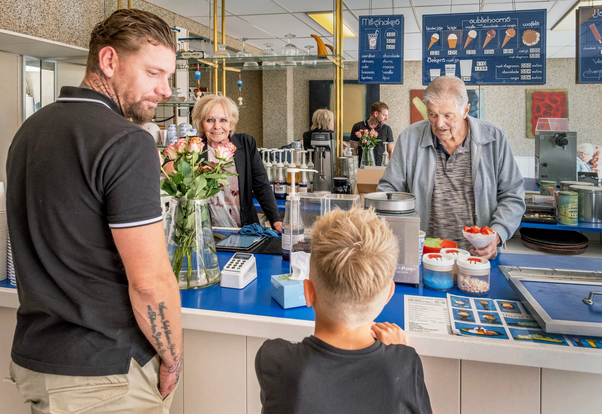 Gré en Aris van ijssalon Aris Laan aan het werk in hun ouderwetse ijssalon.  Gré en Aris van ijssalon Aris Laan aan het werk in hun ouderwetse ijssalon. Foto: Raymond Rutting/de Volkskrant.