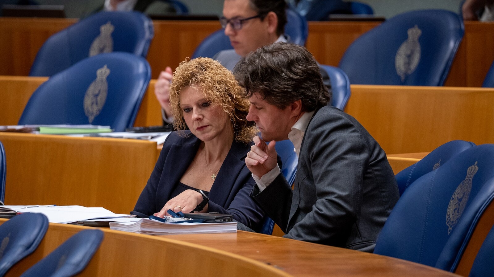 Inge van Dijk overlegt met CDA-voorman Henri Bontenbal (r). Inge van Dijk overlegt met CDA-voorman Henri Bontenbal (r).