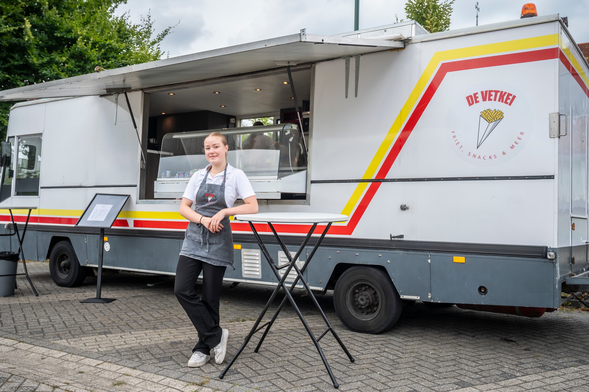 Jasmijn Hendriks voor haar frietkraam in Stevensbeek. Jasmijn Hendriks voor haar frietkraam in Stevensbeek. Foto: Arjan Broekmans