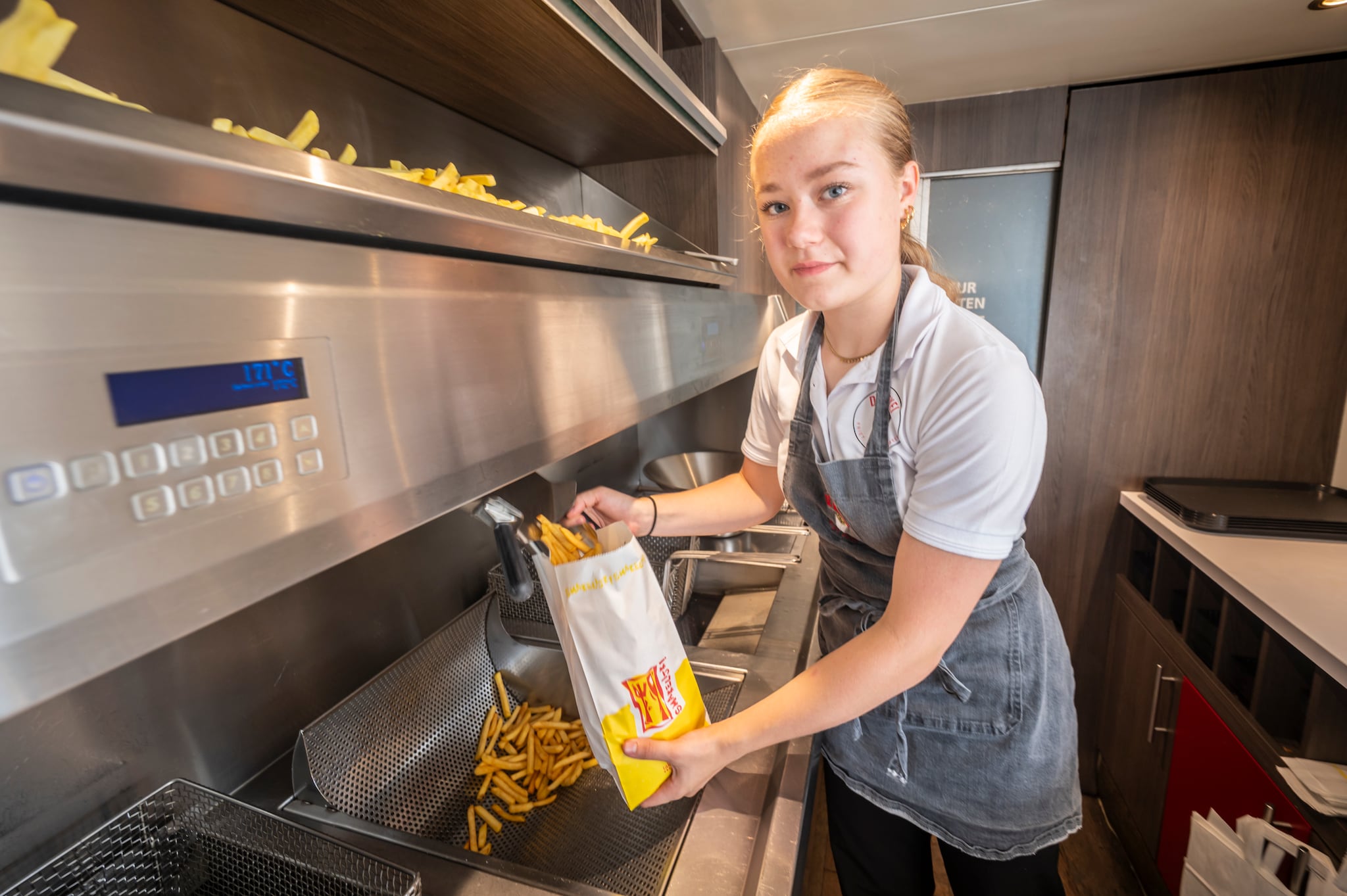 De 15-jarige krijgt extra hulp van vriendinnen en haar vader, maar normaal gesproken doet ze alles alleen: van schoonmaken tot bakken. Zelfs de administratie kan ze. De 15-jarige krijgt extra hulp van vriendinnen en haar vader, maar normaal gesproken doet ze alles alleen: van schoonmaken tot bakken. Zelfs de administratie kan ze. Foto: Arjan Broekmans