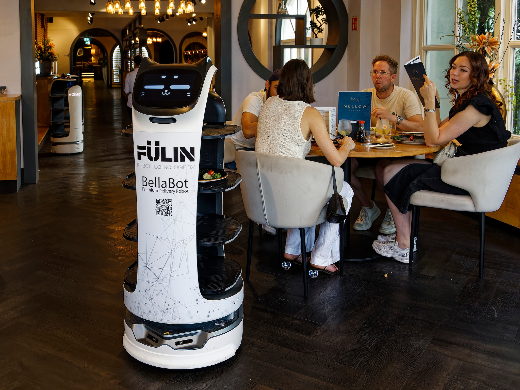 horeca mensenwerk of overgenomen door robots robots nu nog gimmick maar zal op termijn veranderen