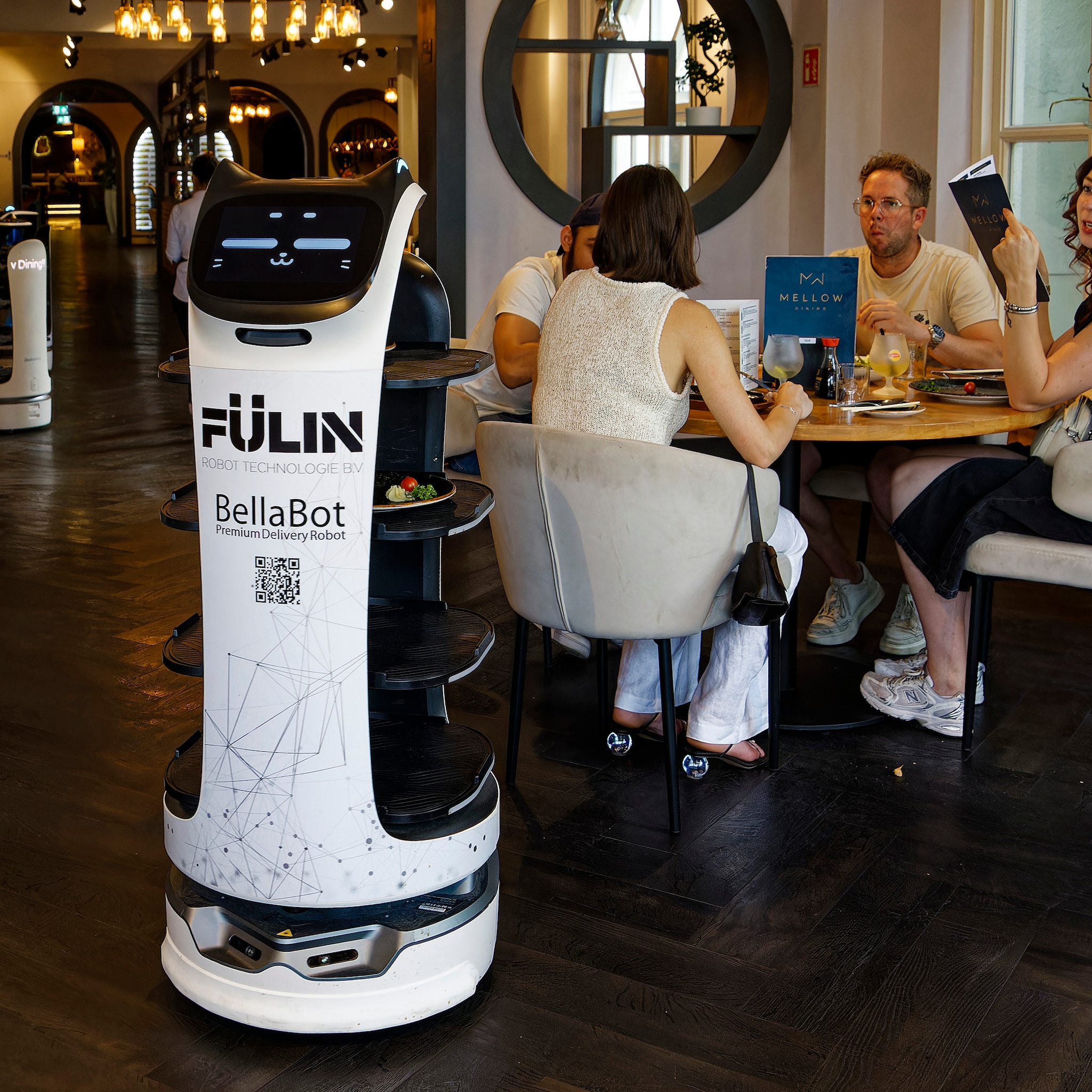 horeca mensenwerk of overgenomen door robots robots nu nog gimmick maar zal op termijn veranderen