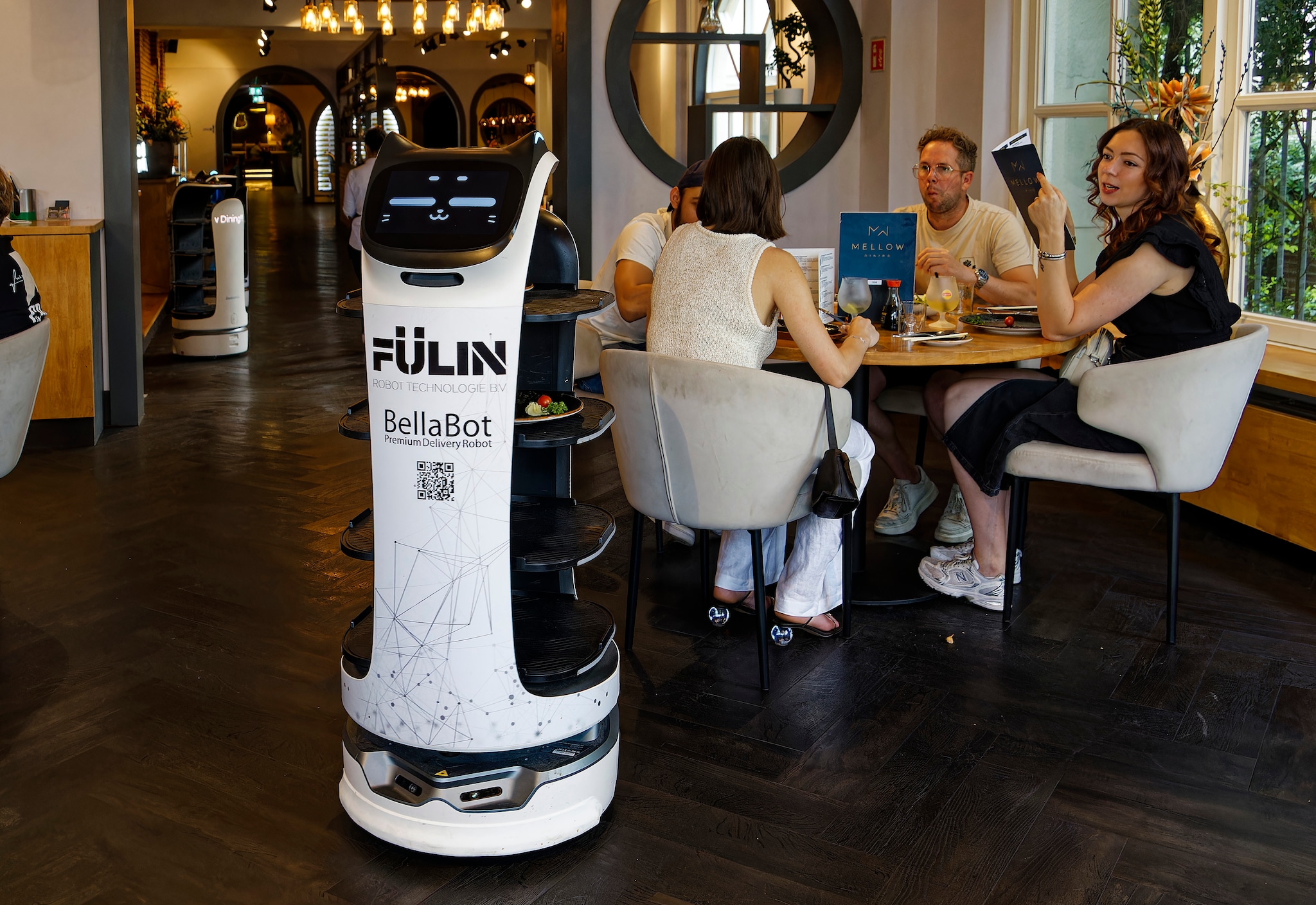 Bij Mellow Dining in Oss heeft de bediening assistentie van drie robots. Foto: Jan Zandee Bij Mellow Dining in Oss heeft de bediening assistentie van drie robots. Foto: Jan Zandee