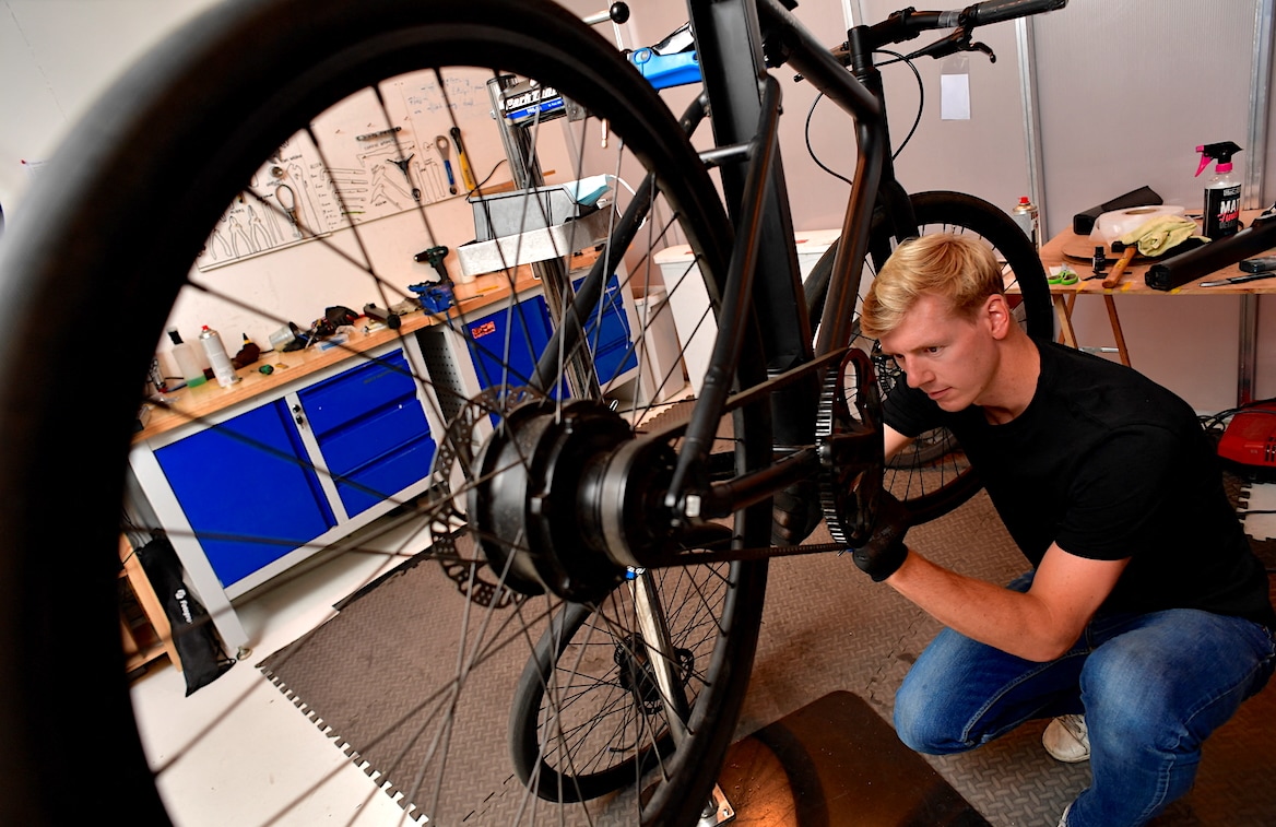 Een monteur werkt aan een Cowboy-elektrische fiets op het hoofdkantoor van het bedrijf in Brussel. Foto: ANP/AFP  Een monteur werkt aan een Cowboy-elektrische fiets op het hoofdkantoor van het bedrijf in Brussel. Foto: ANP/AFP