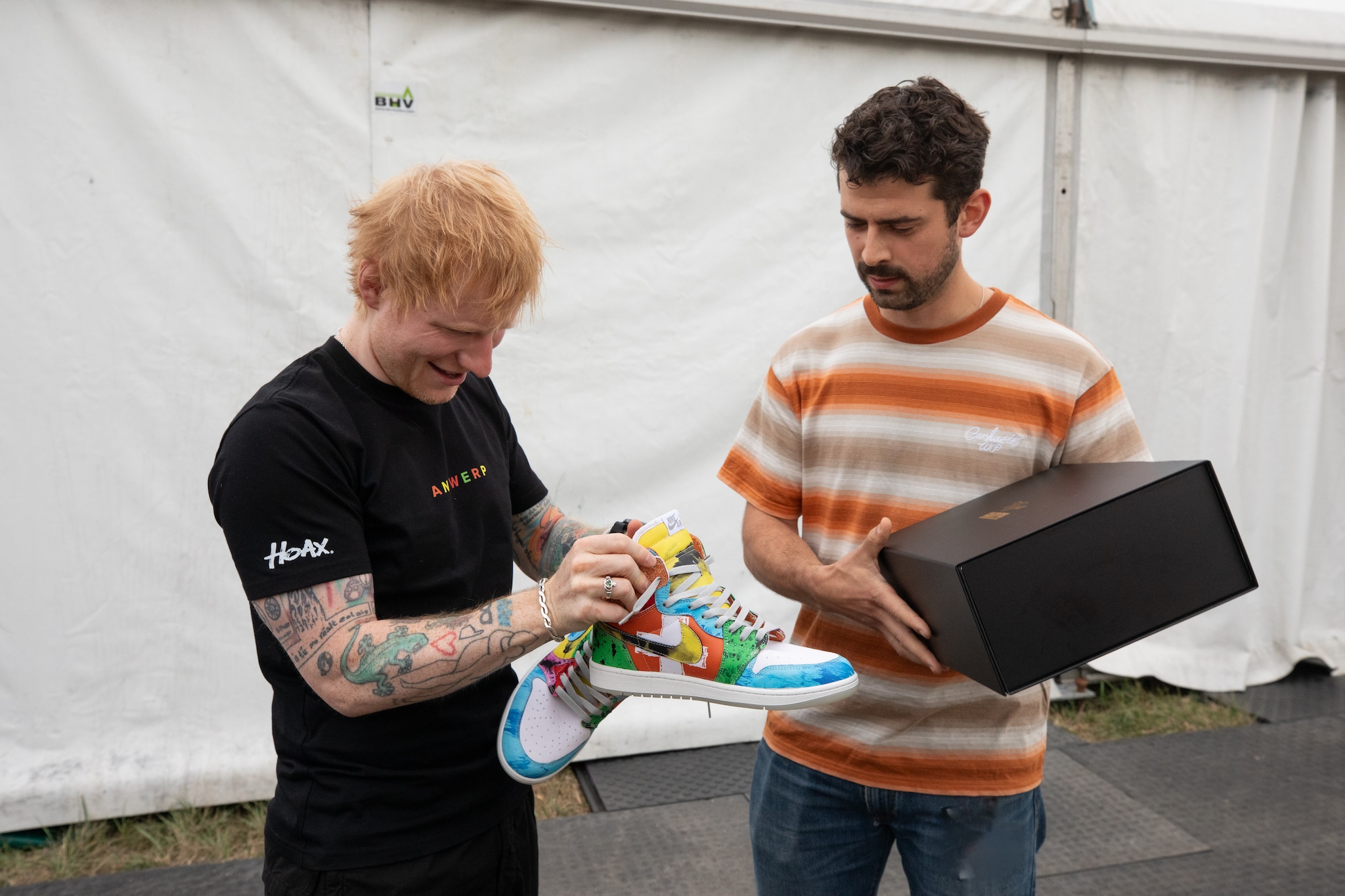 Ed Sheeran (links) bewondert de sneakers die hij kreeg van Sam van IJzendoorn. Mark Surridge | Ed Sheeran (links) bewondert de sneakers die hij kreeg van Sam van IJzendoorn.