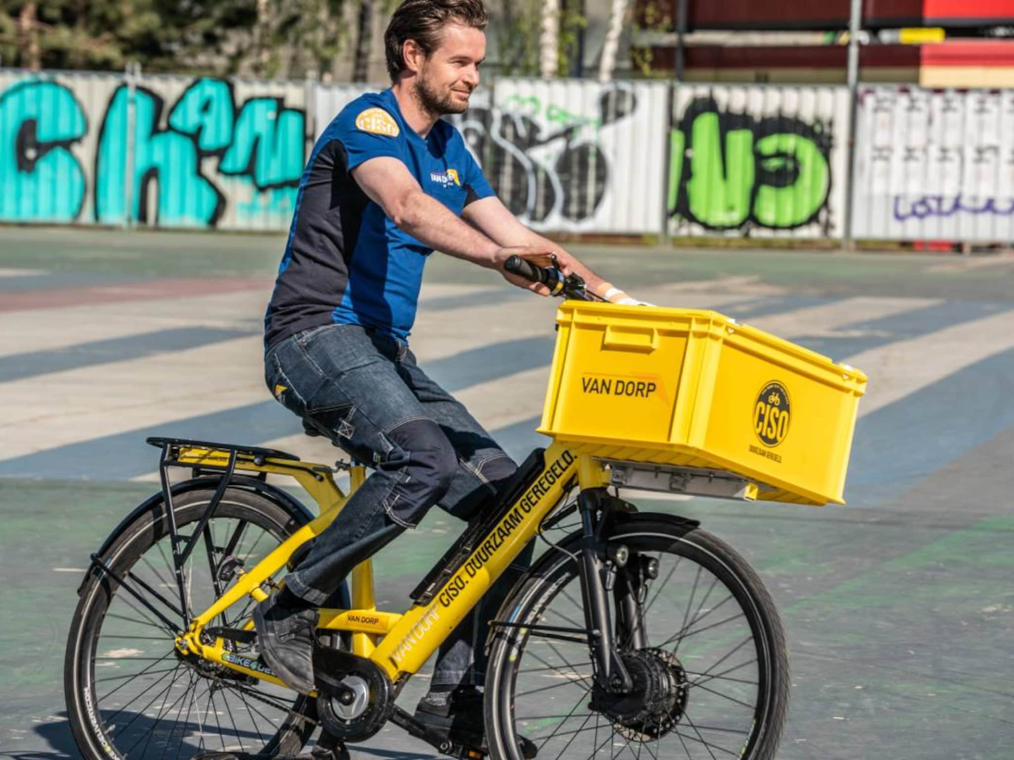 installatiebedrijf van dorp ciso rotterdam zero emissiezone monteur op fiets