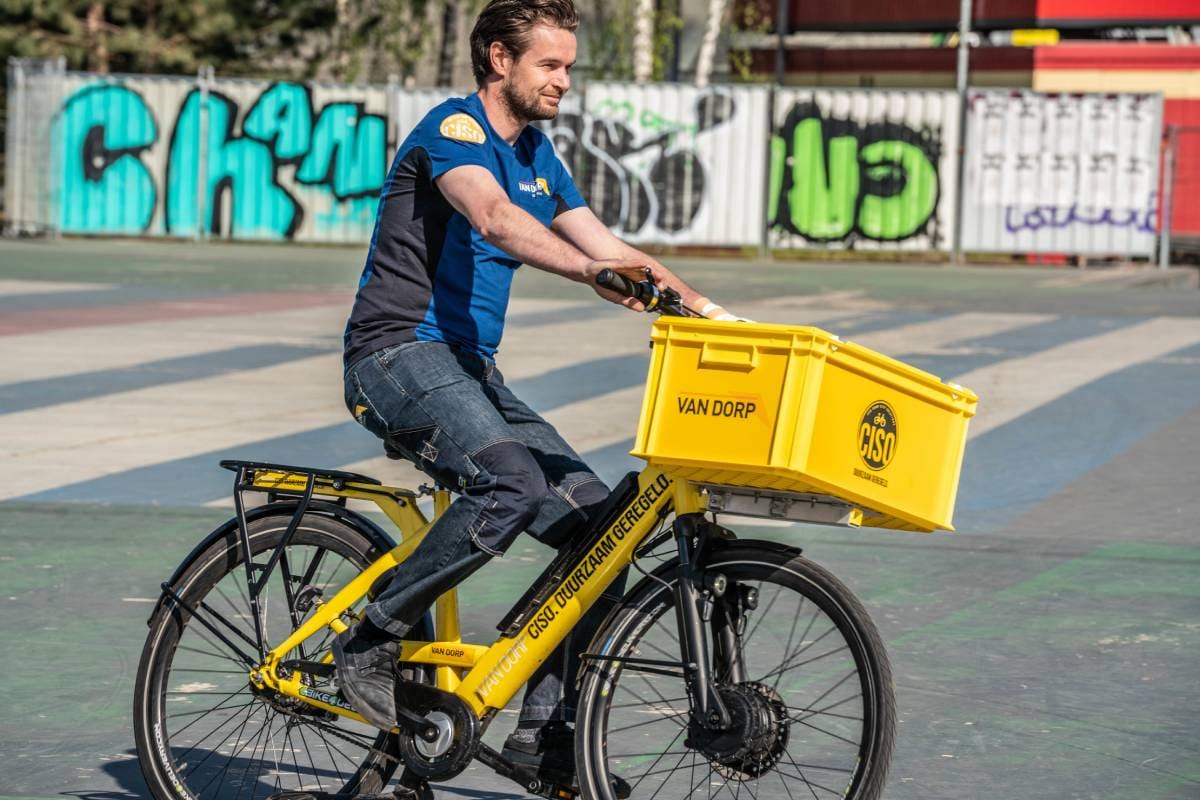 Monteur Rick Koopman van technisch dienstverlener Van Dorp op de fiets door Rotterdam. Foto: eigen beeld Monteur Rick Koopman van technisch dienstverlener Van Dorp op de fiets door Rotterdam. Foto: eigen beeld