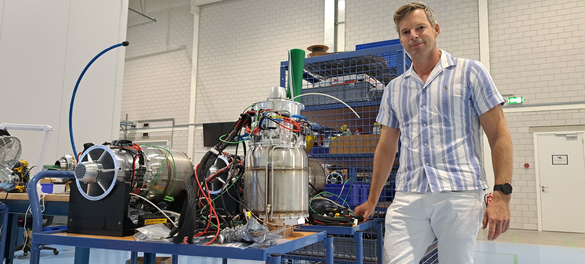 Commercieel directeur Wouter van Beek van dronebouwer Destinus in Hengelo. Hij laat twee turbojets zien waarmee drones voor Oekraïne worden aangedreven. In de fabriek liggen er tientallen klaar. Tubantia