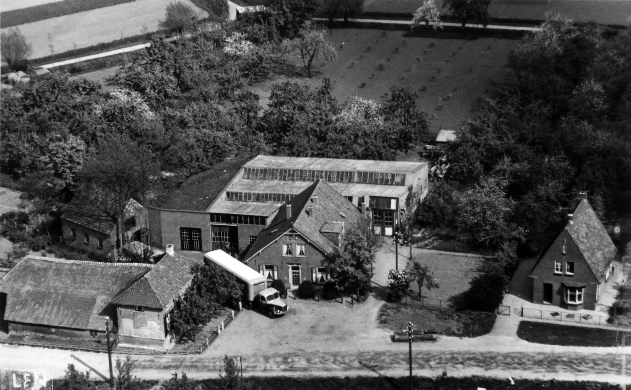 Een luchtfoto van de fabriek in het Gelderse dorp Est rond 1950.  Privéfoto | Een luchtfoto van de fabriek in het Gelderse dorp Est rond 1950.