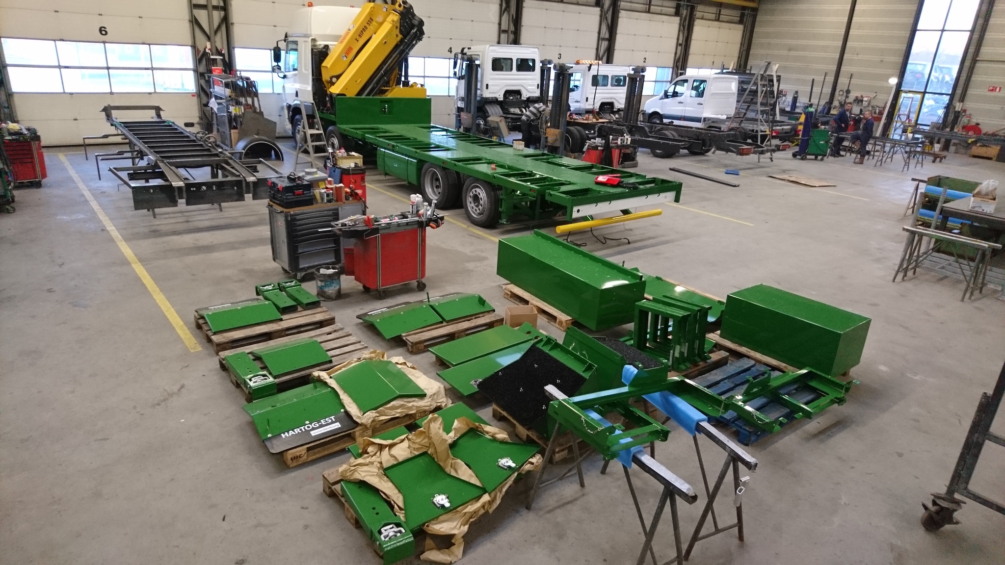 Carrossierieopbouw en assemblage in de productiehal van Hartog-Est.  Privéfoto | Carrossierieopbouw en assemblage in de productiehal van Hartog-Est.