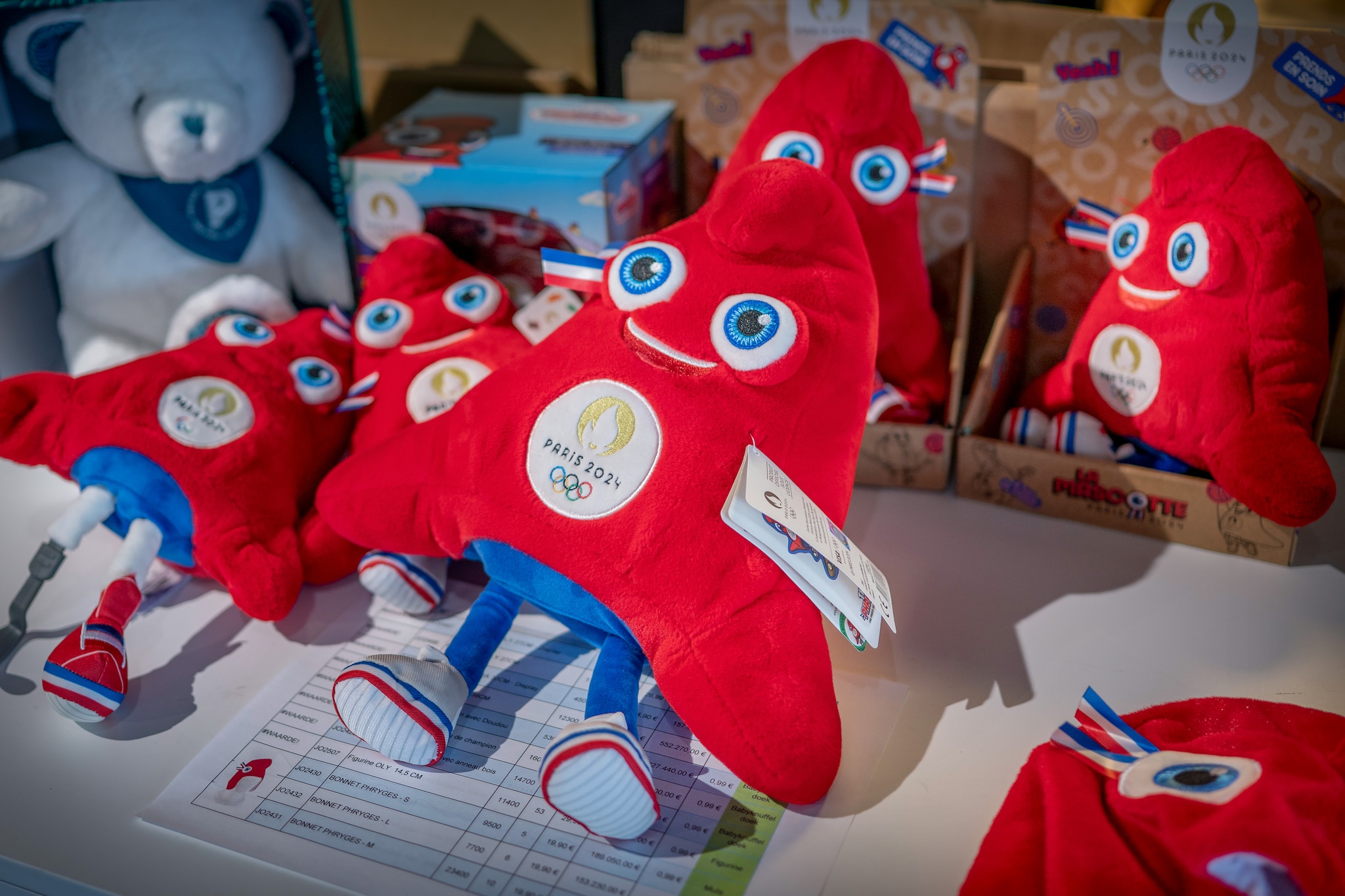 Knuffeltjes met Parijs 2024. Kooistra heeft er 220.000 van.  Knuffeltjes met Parijs 2024. Kooistra heeft er 220.000 van. Foto: Corné Sparidaens