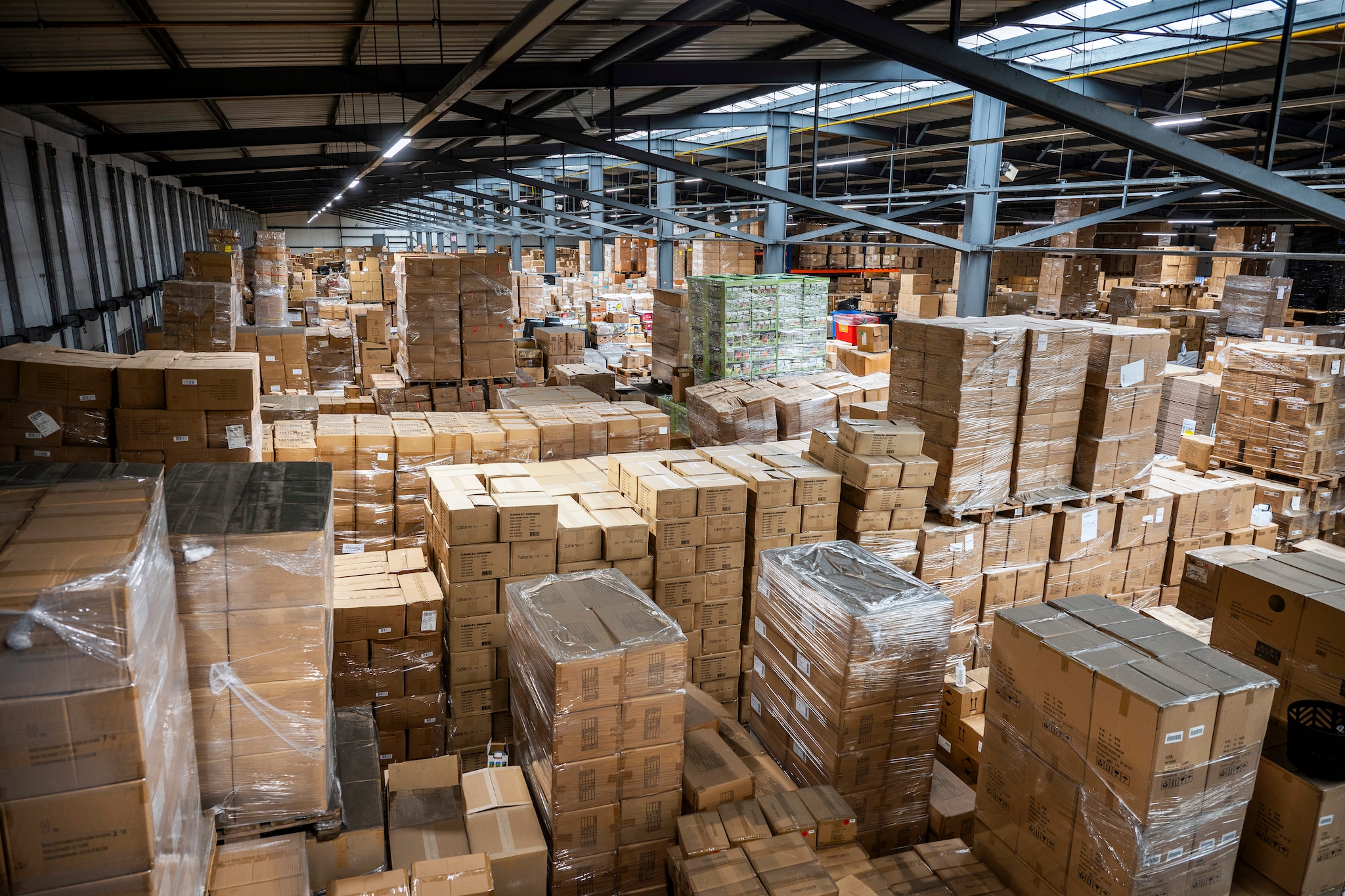 Loods van Kooistra, die helemaal vol staat met Blokker-spullen.  Loods van Kooistra, die helemaal vol staat met Blokker-spullen. Foto: Corné Sparidaens