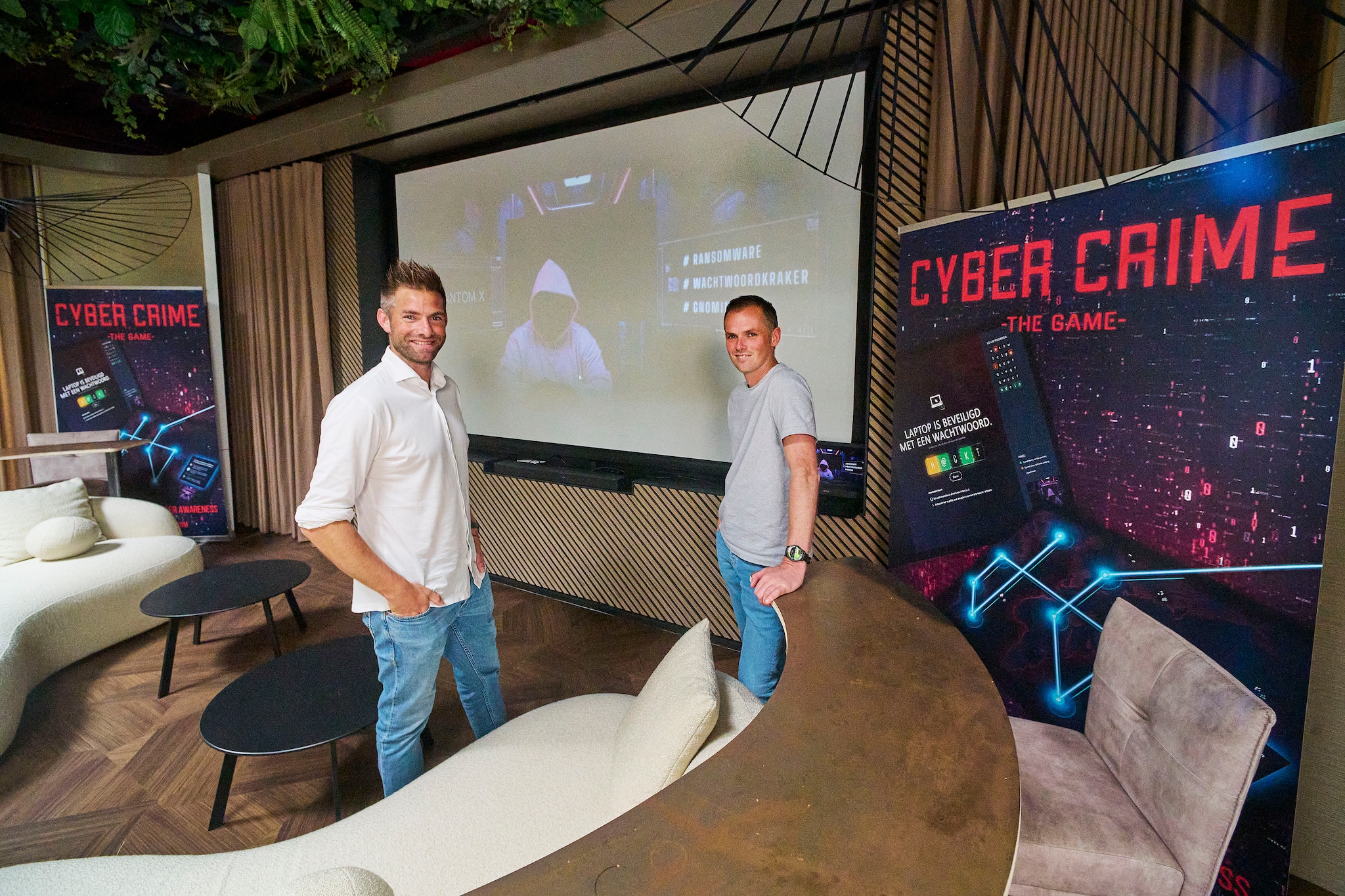 Dirk Delisse (r) en Joris van den Bergh van Cyber Crime Game, in de zogeheten cybercinema van hun bedrijf. Op het scherm een beeld van hun prijswinnende game. Dirk Delisse (r) en Joris van den Bergh van Cyber Crime Game, in de zogeheten cybercinema van hun bedrijf. Op het scherm een beeld van hun prijswinnende game. Foto: Van Assendelft Fotografie.