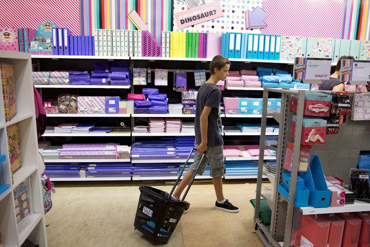 In 2013 was V&D dé plek om de laatste schoolspullen in te slaan voor het nieuwe schooljaar. In 2013 was V&D dé plek om de laatste schoolspullen in te slaan voor het nieuwe schooljaar. Foto: ANP