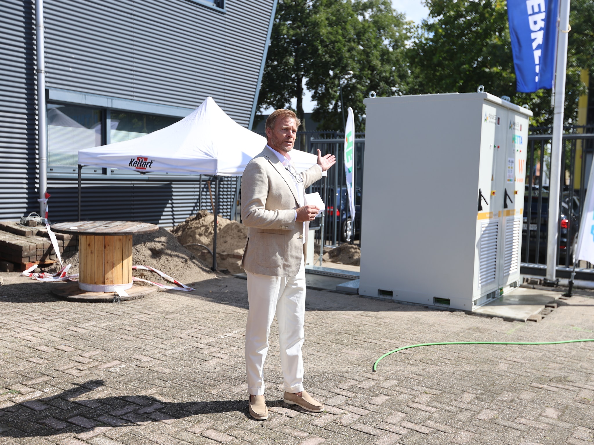 familiebedrijf haalt eerste superbatterij van europa in huis dit geeft een gerust gevoel