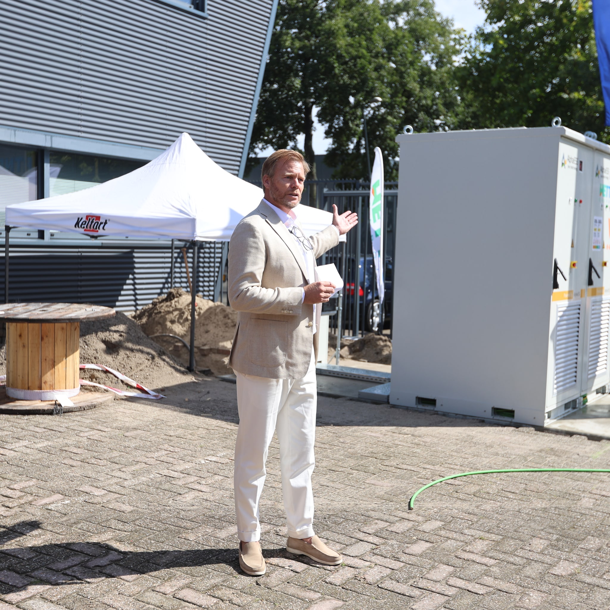 familiebedrijf haalt eerste superbatterij van europa in huis dit geeft een gerust gevoel
