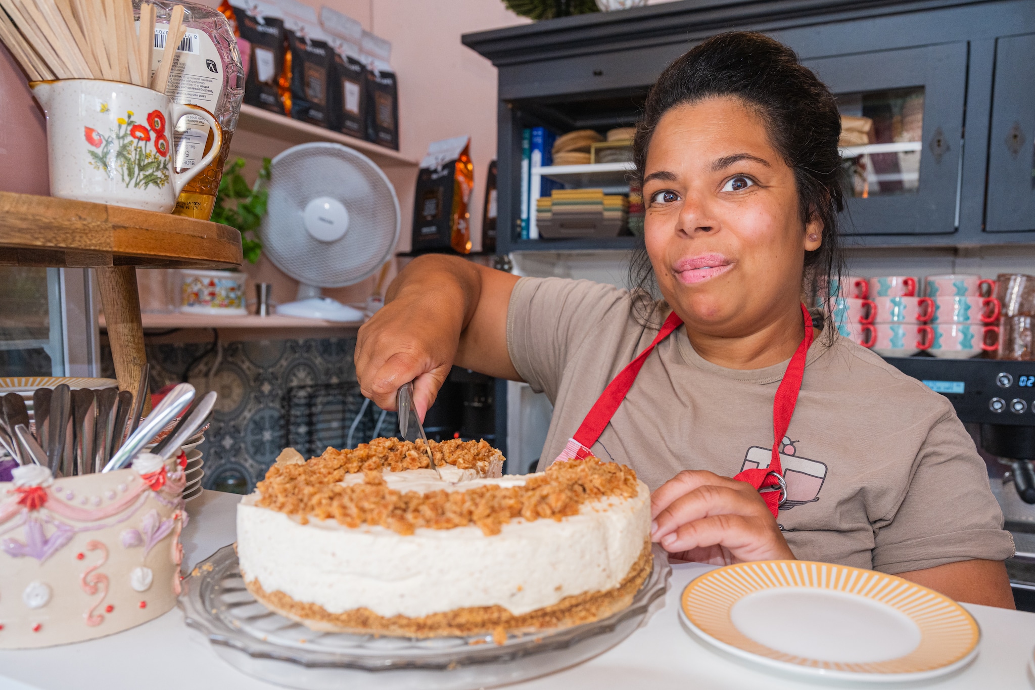 Dagelijks maakt Laura een ander soort gebak dat je kan komen proeven. Deze keer op het menu: stroopwafelcheesecake.   AD/Mel Boas | Dagelijks maakt Laura een ander soort gebak dat je kan komen proeven. Deze keer op het menu: stroopwafelcheesecake.