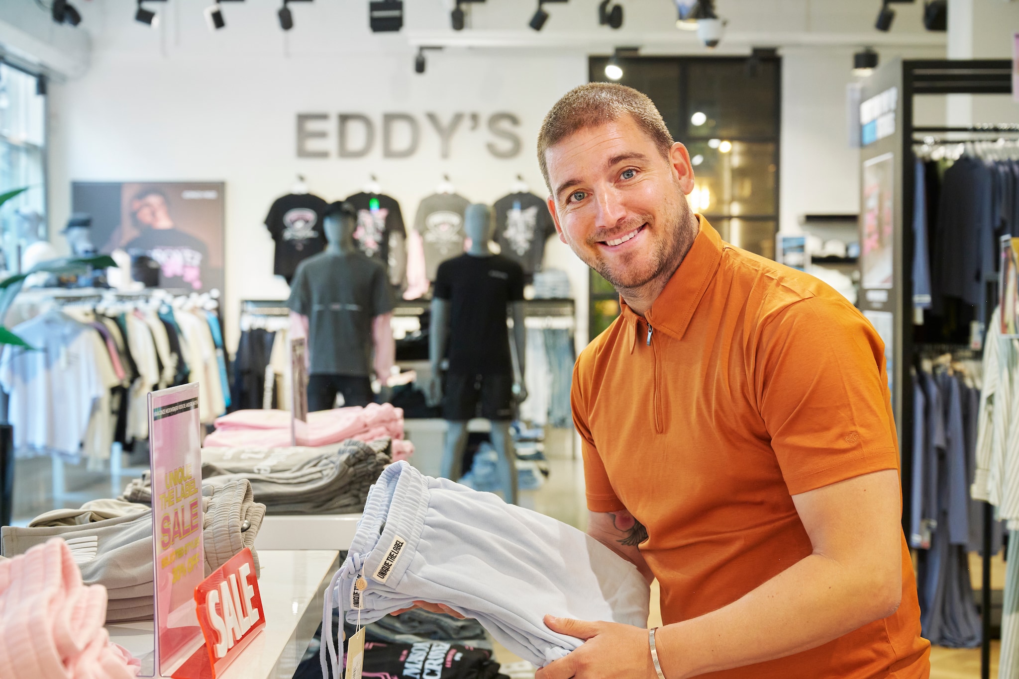 Eddy Kloes van kledingzaak Eddy's. Foto: VanAssendelft. Eddy Kloes van kledingzaak Eddy's. Foto: VanAssendelft.