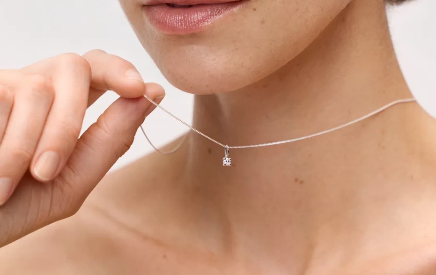 Zeeman diamant. Foto: Zeeman. De lab-grown diamant van Zeeman in een zilveren hanger  Foto: Zeeman.