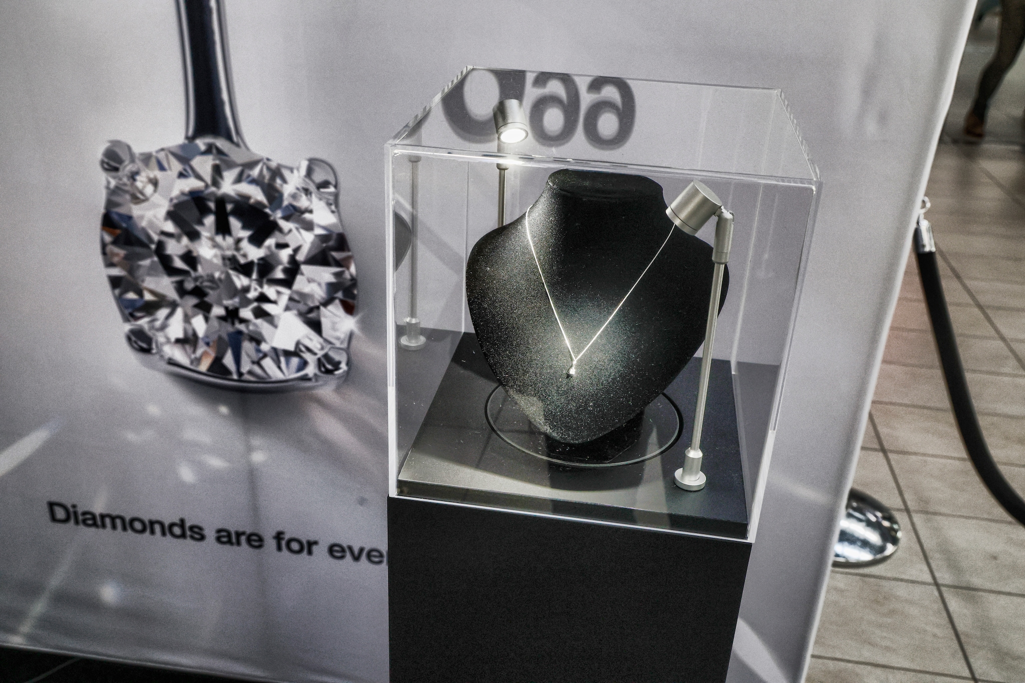04-09-2025 : Utrecht : Presentatie lab grown-diamant kettinghanger van de Zeeman. Utrecht CS Evenementenplein . Diamant met hanger De hanger bevat een ronde, briljantgeslepen lab grown diamant met een karaatgewicht tussen de 0,10 en 0,12 ct. Foto: Ruud Voest Dit is de lab grown-diamant kettinghanger van Zeeman. De hanger bevat een ronde, briljantgeslepen lab grown diamant met een karaatgewicht tussen de 0,10 en 0,12 ct. Foto: Ruud Voest/AD.