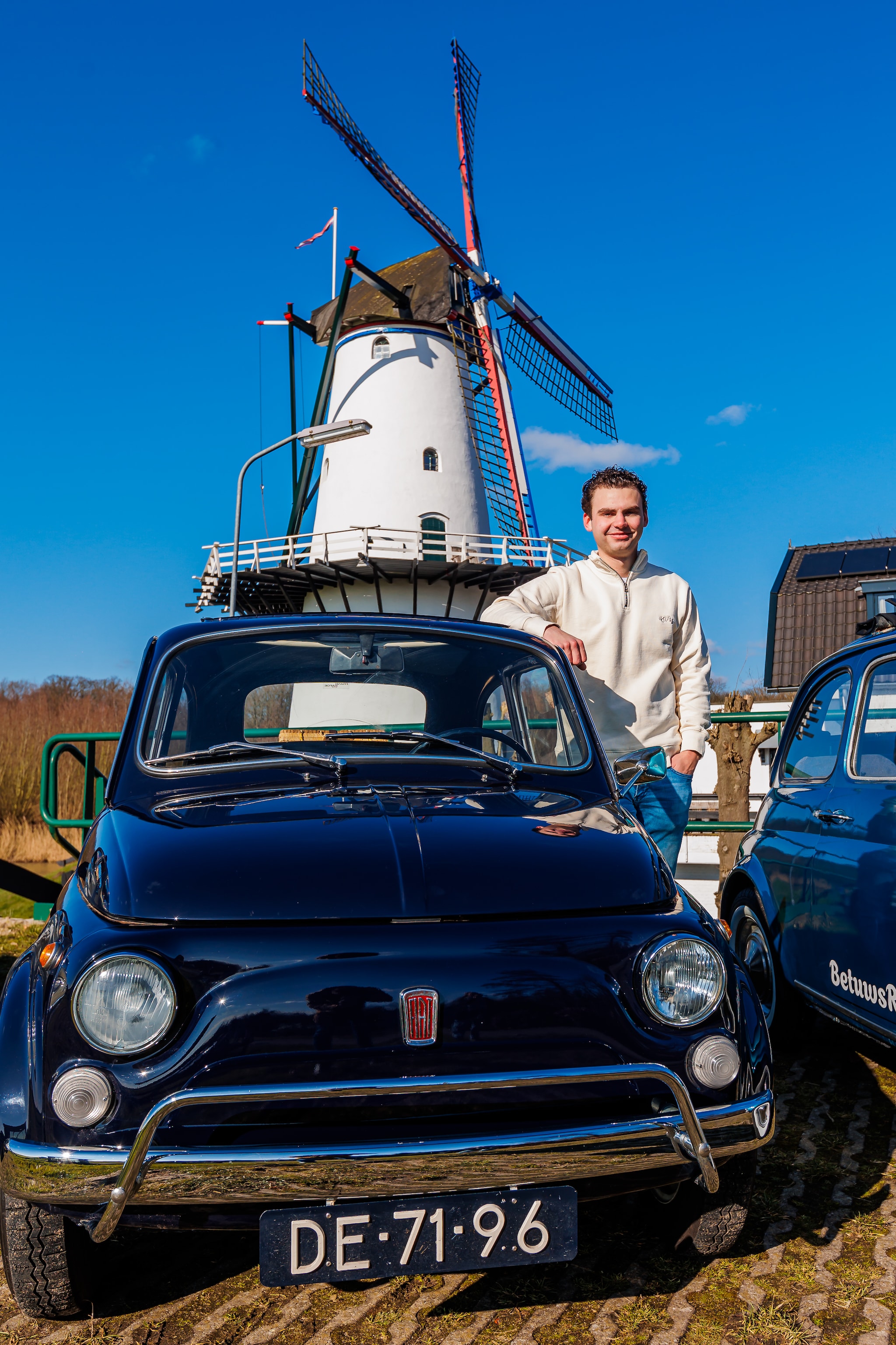 Twan en zijn Fiat 500tjes voor een rondje Betuwe.  Twan en zijn Fiat 500tjes voor een rondje Betuwe. bron Hare&Dare