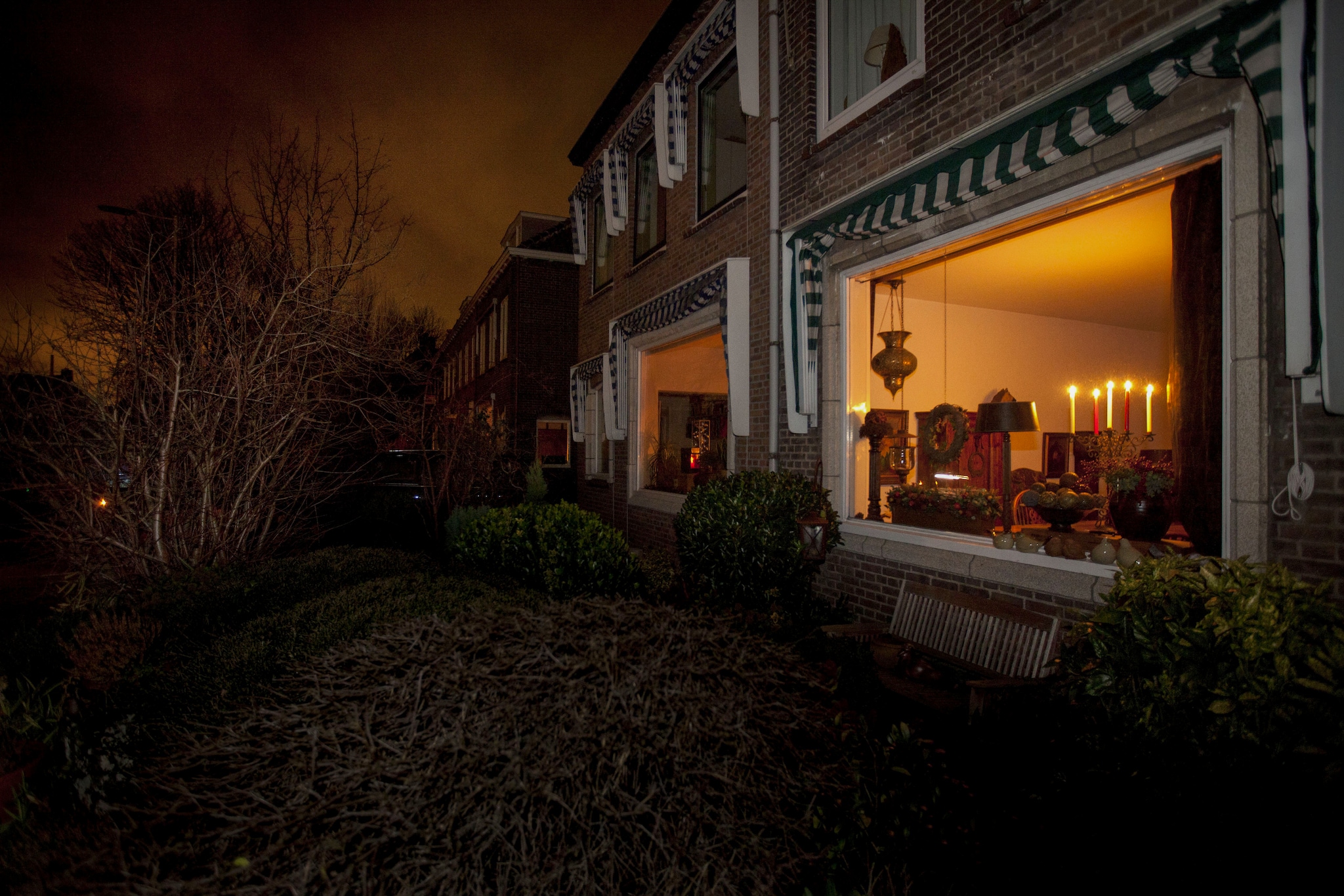 Bij een stroomstoring moeten bewoners het doen met kaarslicht. Bij een stroomstoring moeten bewoners het doen met kaarslicht. Foto: ANP/AD.