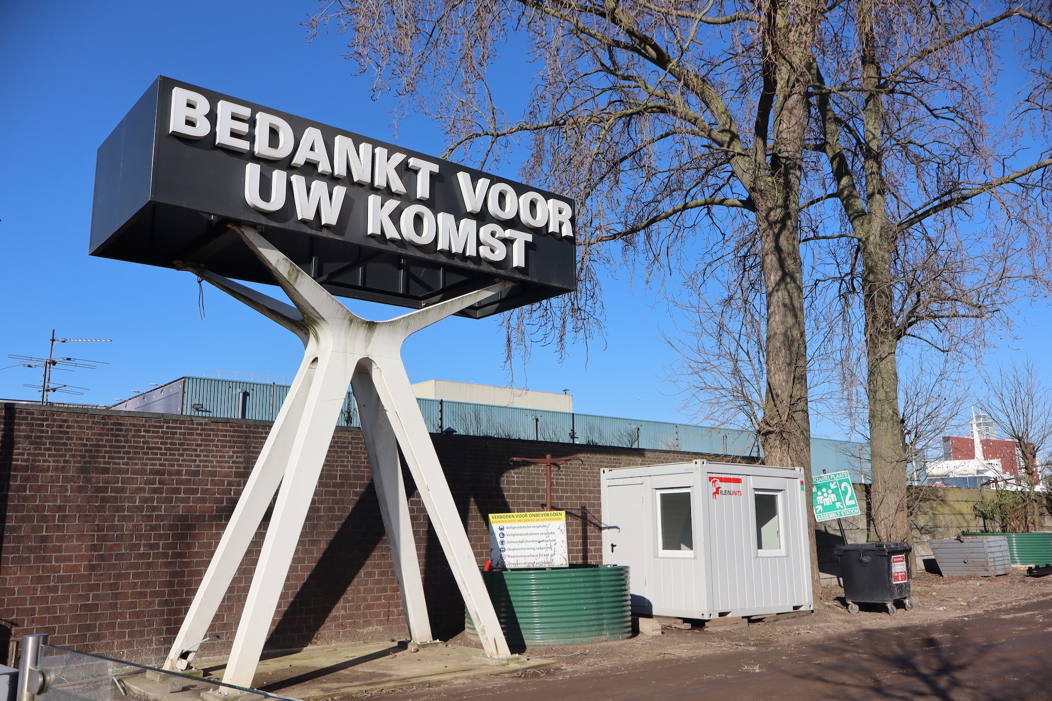 Een bord bij de uitgang van het attractiepark, dat al veertien jaar op voltooiïng wacht. Een bord bij de uitgang van het attractiepark, dat al veertien jaar op voltooiïng wacht. Foto: AD