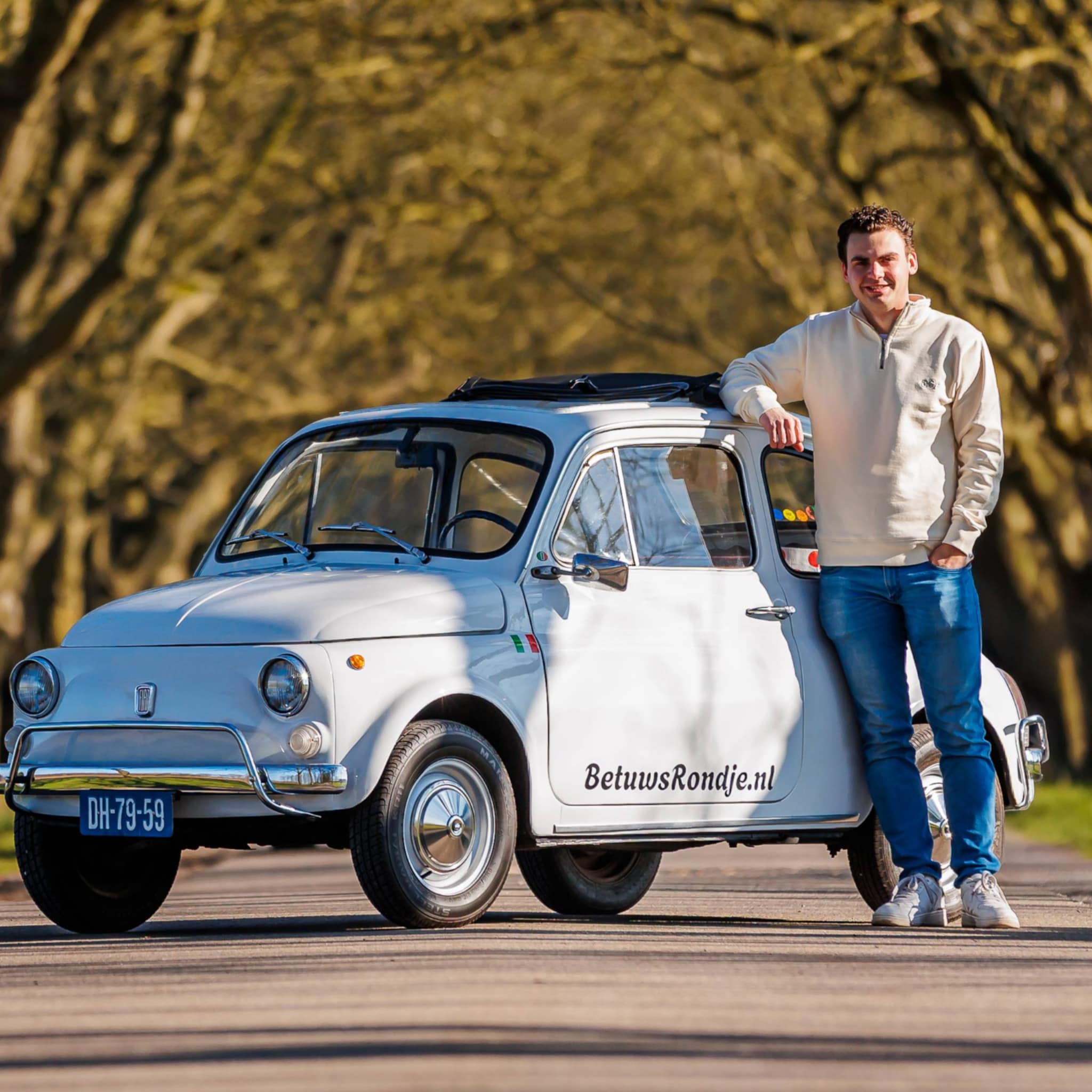 het idee ontstond op vakantie in italie nu heeft twan 14 fiatjes voor de verhuur