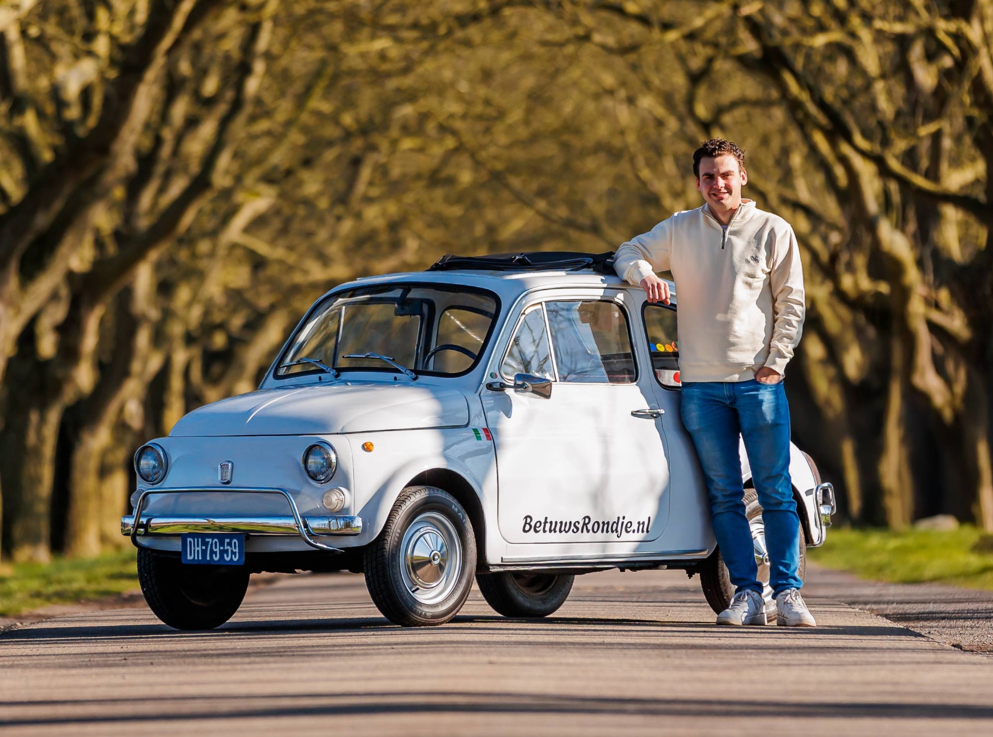 Twan en één van zijn Fiat 500tjes. Twan en één van zijn Fiat 500tjes. bron Hare&Dare