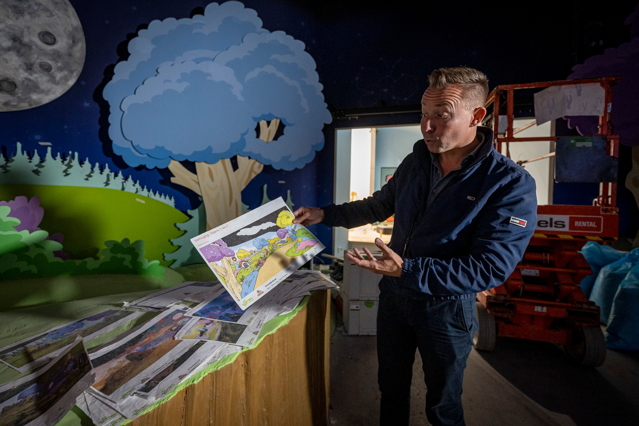Michael van Hoorne toont de ontwerpen voor een nieuwe attractie met karretjes in speelhal Vriendjesland in De Tovertuin. Foto: Tonny Presser/Pix4Profs