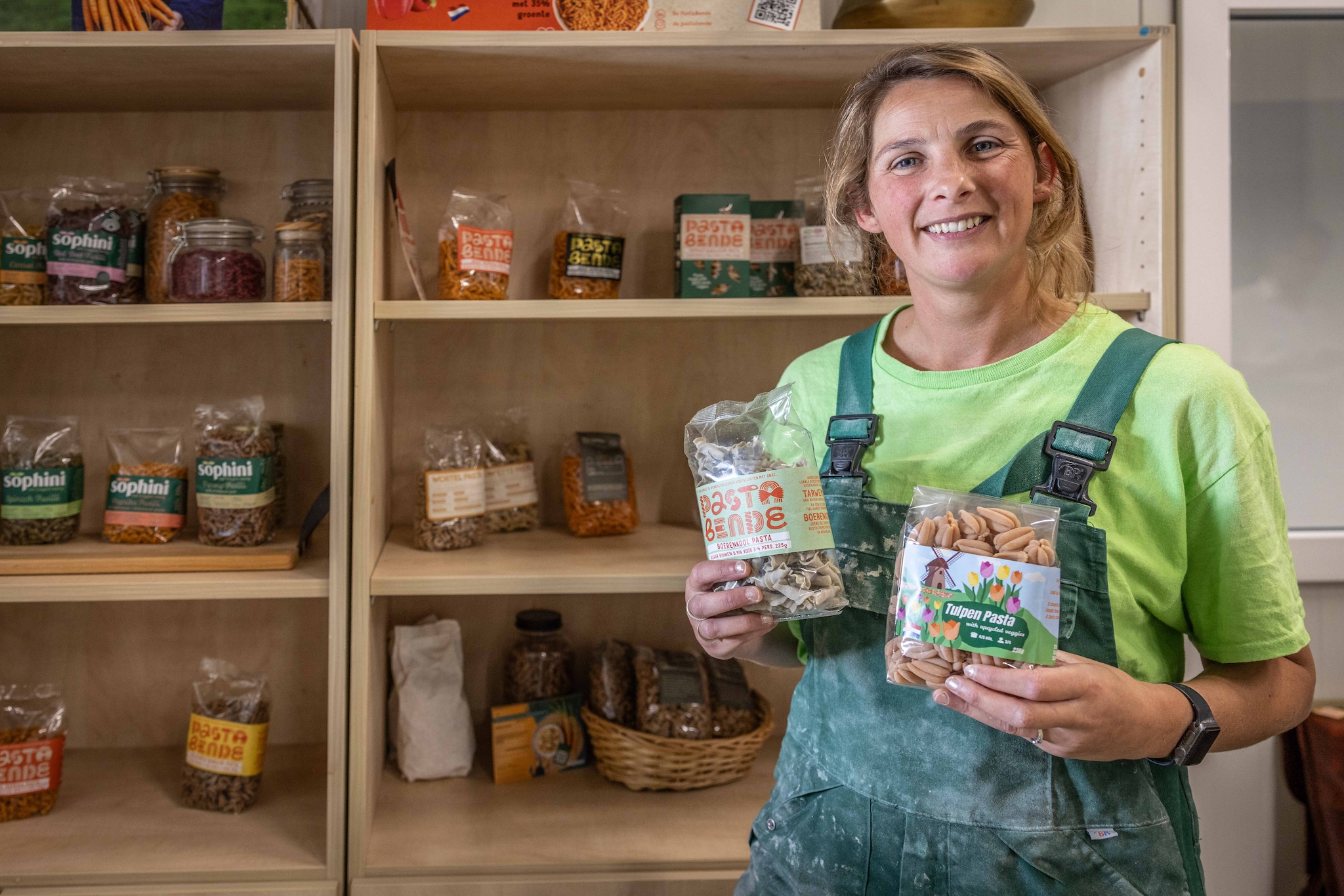Met Sophyn Greens maakt Linsie inmiddels duizenden kilo’s pasta met groenten. Met Sophyn Greens maakt Linsie inmiddels duizenden kilo’s pasta met groenten. Foto: Marcelle Davidse
