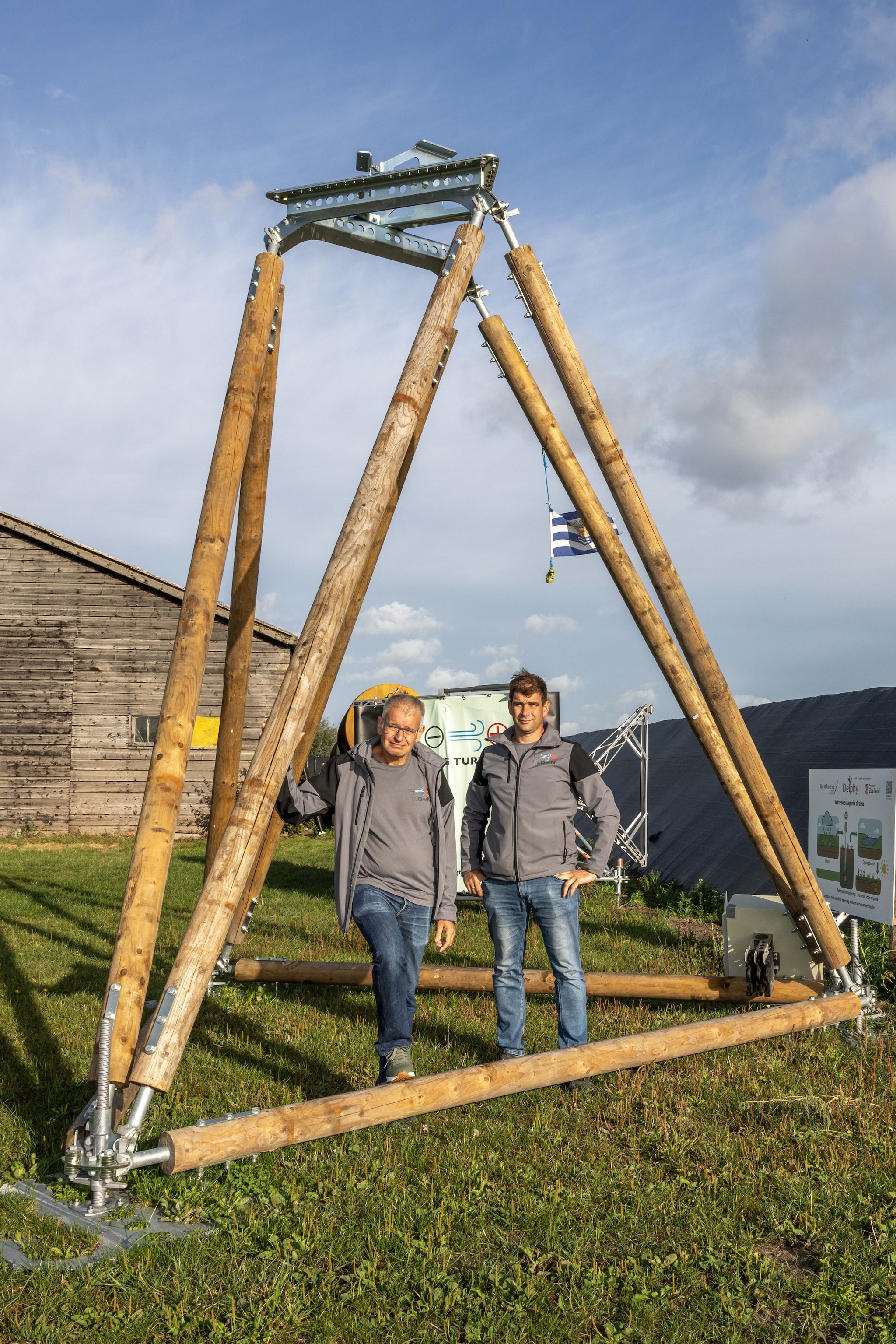 Eric Caron (links) en Maarten van Oeveren vangen de kracht van de wind met hun uitvinding: een vlagmolen.  Eric Caron (links) en Maarten van Oeveren vangen de kracht van de wind met hun uitvinding: een vlagmolen. Foto: Marcelle Davidse