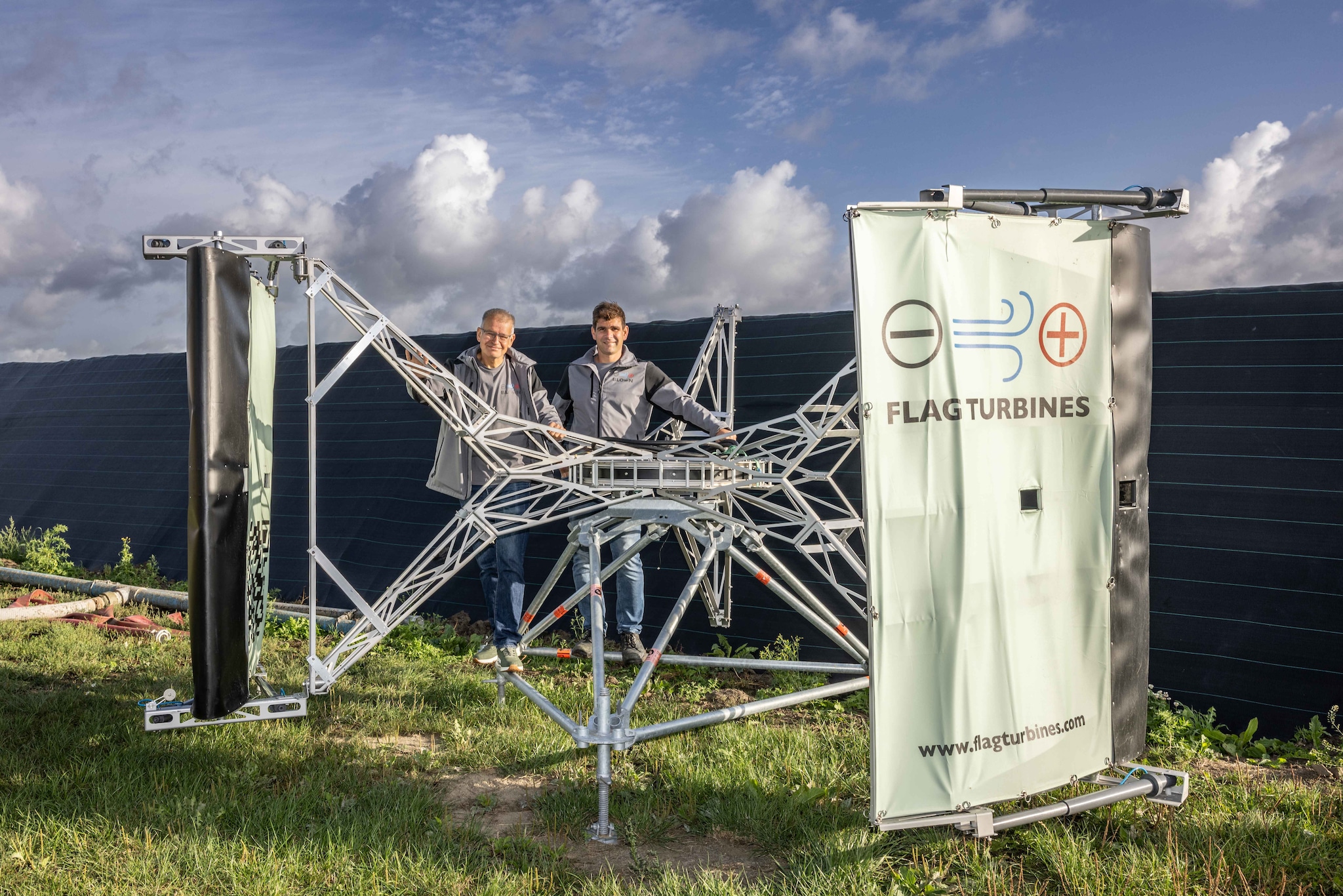 Met de vlagturbines kunnen ondernemers niet alleen elektriciteit opwekken, ze kunnen ook als reclamevlaggen worden gebruikt. Met de vlagturbines kunnen ondernemers niet alleen elektriciteit opwekken, ze kunnen ook als reclamevlaggen worden gebruikt. Foto: Marcelle Davidse