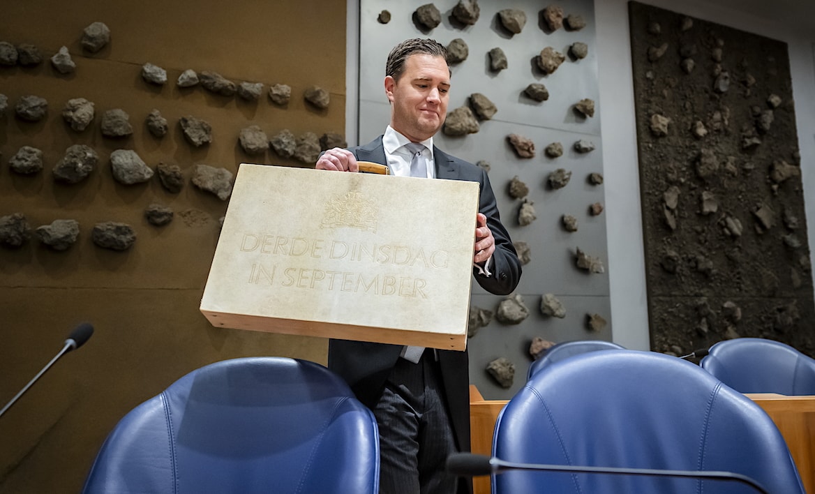 Demissionair minister Eelco Heinen van Financien presenteert het koffertje met de miljoenennota en rijksbegroting aan de pers op Prinsjesdag in de Tweede Kamer. ANP | Demissionair minister Eelco Heinen van Financien presenteert het koffertje met de miljoenennota en rijksbegroting aan de pers op Prinsjesdag in de Tweede Kamer.