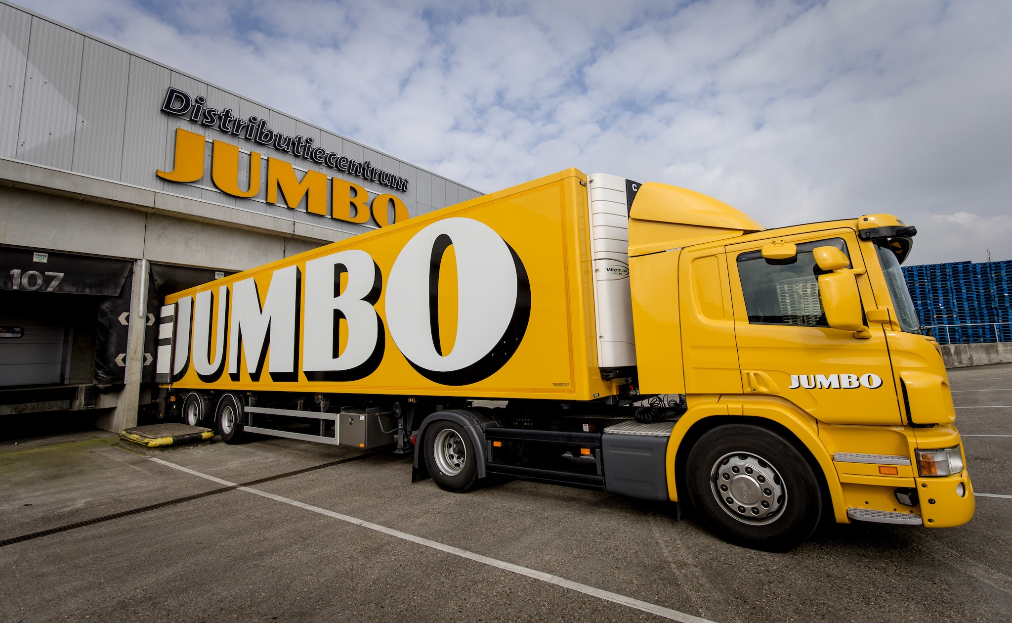 De gele verf voor Jumbo-trucks komt bij Luijten-VVZ vandaan.  De gele verf voor Jumbo-trucks komt bij Luijten-VVZ vandaan.  Foto: ANP