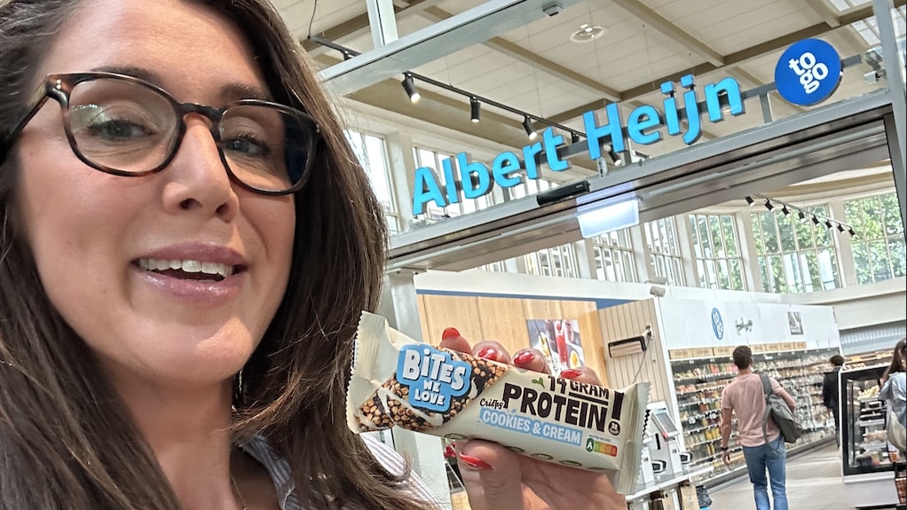 Marleen Basart met de eitwitreep bij Albert Heijn to go. Marleen Basart met de eitwitreep bij Albert Heijn to go. Eigen foto