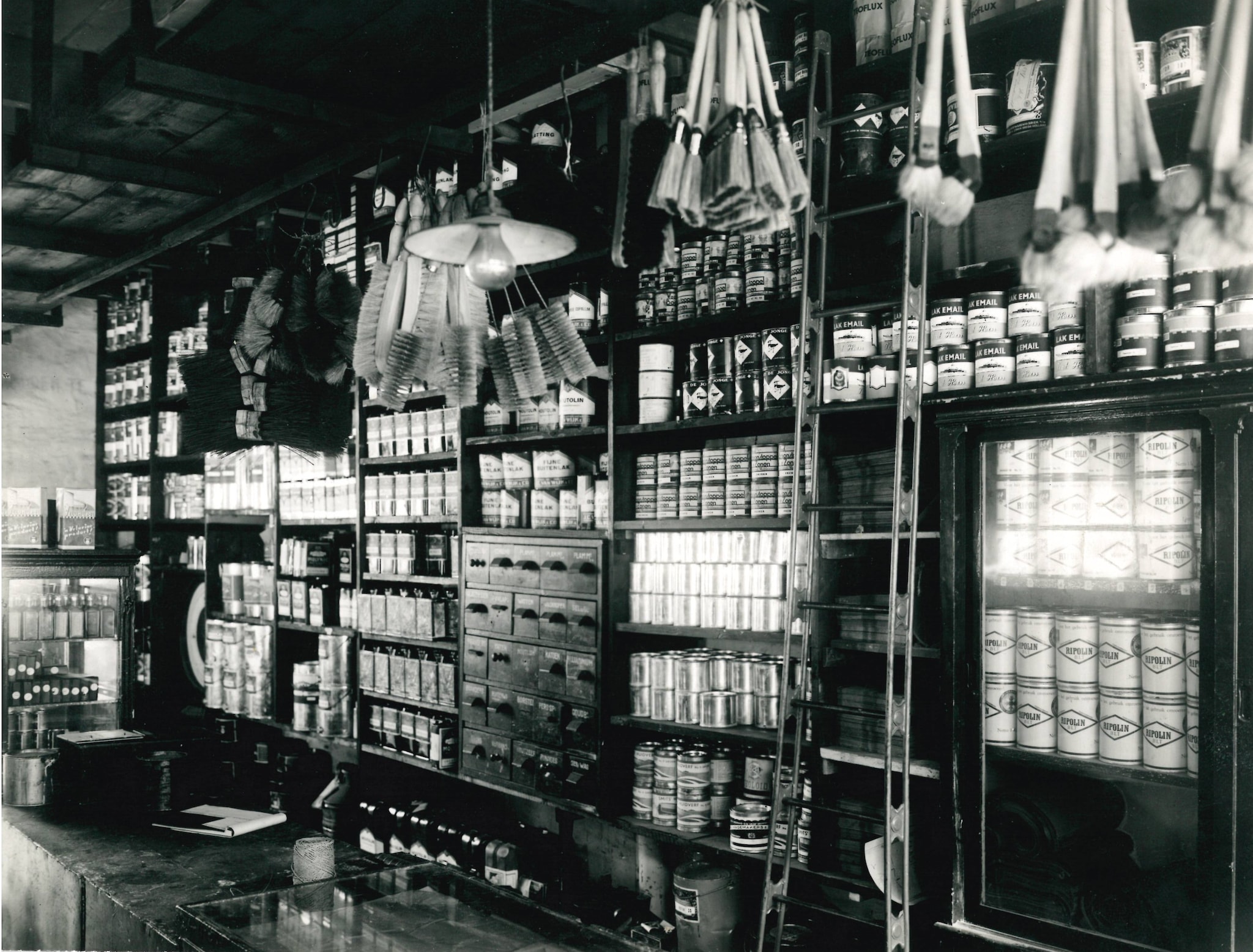 In 1937 verhuisde schildersbedrijf H. Luijten naar de Lijnbaan in Dordrecht. Daar werd deze winkel in schildersbenodigheden geopend.  In 1937 verhuisde schildersbedrijf H. Luijten naar de Lijnbaan in Dordrecht. Daar werd deze winkel in schildersbenodigheden geopend. Privéfoto