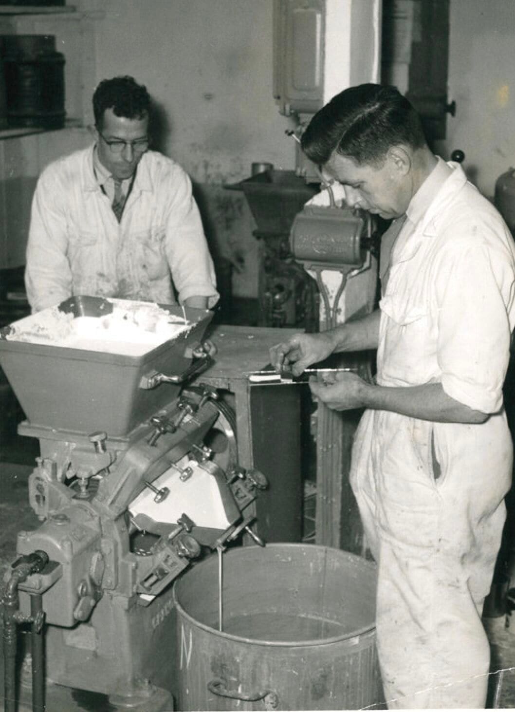 Nog een historisch beeld uit de verffabriek van Luijten. Nog een historisch beeld uit de verffabriek van Luijten. Privéfoto