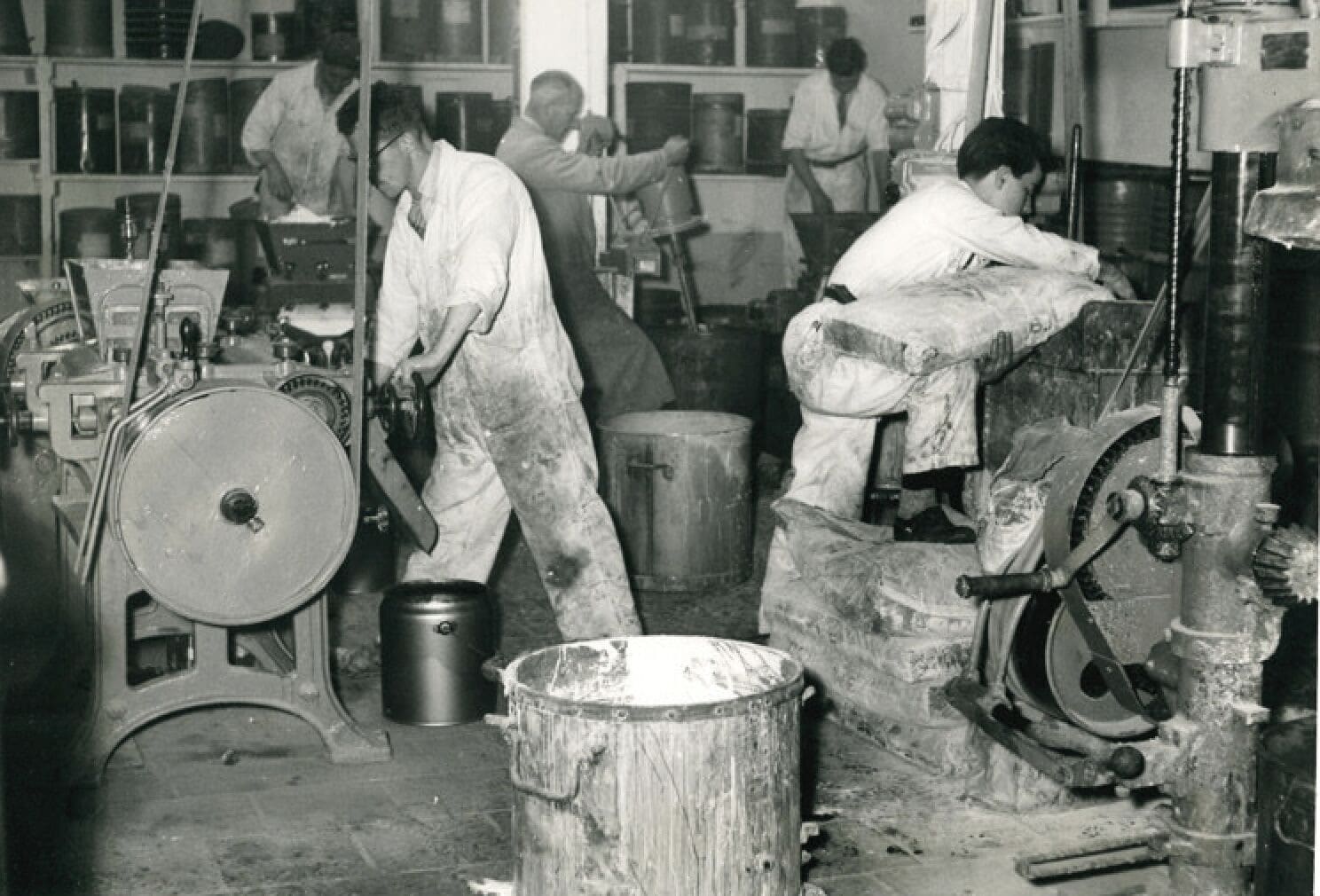 Vanaf 1950 ging de Dordtse familie Luijten zelf ook verf - merknaam Merwelux - produceren aan de Lijnbaan.  Vanaf 1950 ging de familie Luijten zelf ook verf - merknaam Merwelux - produceren.  Privéfoto