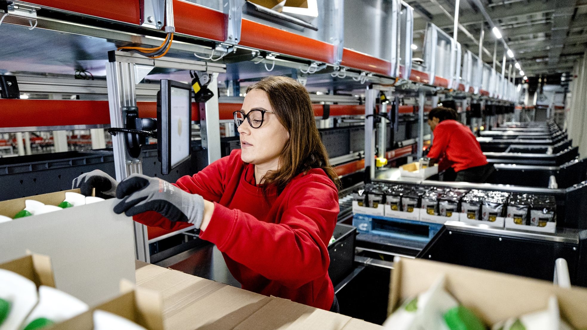 Een medewerker tijdens een rondleiding in het gerobotiseerde distributiecentrum van online supermarkt Picnic. Een medewerker tijdens een rondleiding in het gerobotiseerde distributiecentrum van Picnic. Foto: ANP