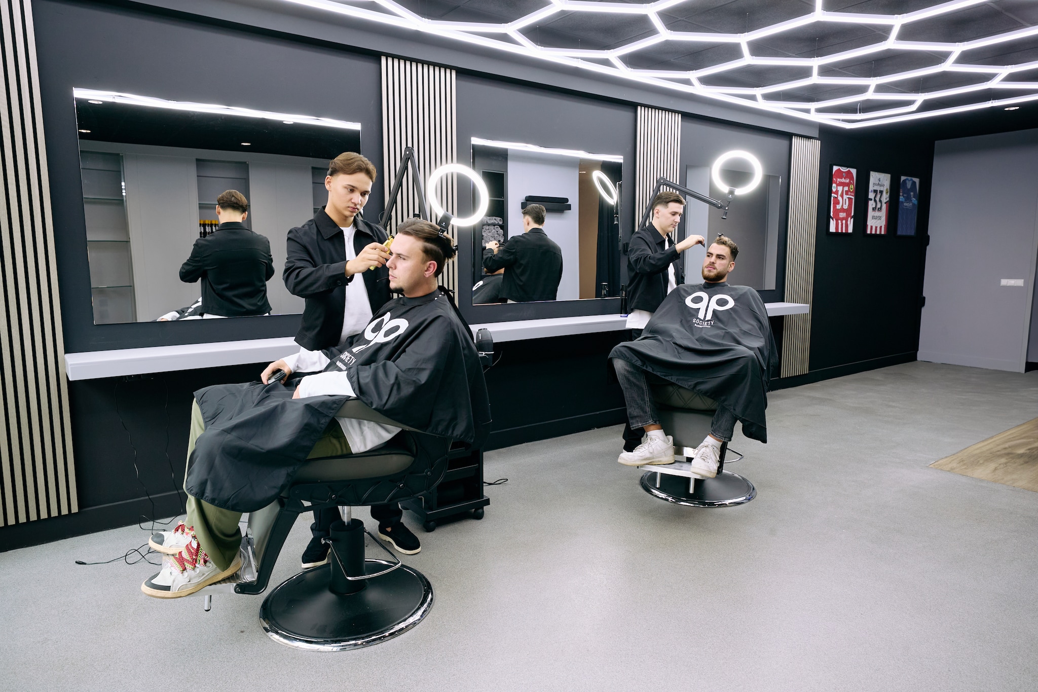 Pieter Kools (rechts) en Quinten van der Heijden, beiden 20 jaar, beginnen een barbershop. Pieter Kools (rechts) en Quinten van der Heijden, beiden 20 jaar, beginnen een barbershop. Foto: Thijn Vorstenbosch/DCI Media