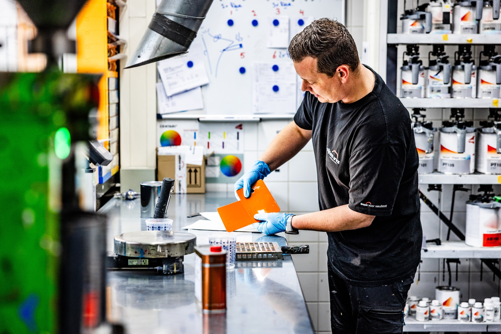Een Luijten-medewerker van de kleurmakerij autolak/industrielak aan het werk. Een Luijten-medewerker van de kleurmakerij autolak/industrielak aan het werk. Foto: Jeffrey Groeneweg
