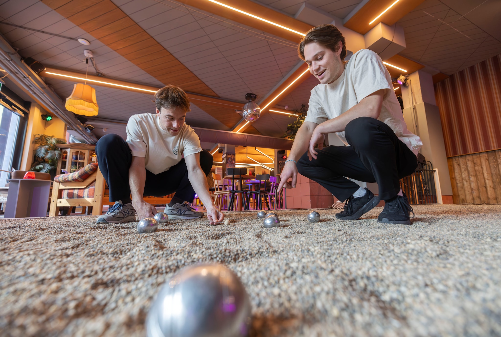 Mooie Boules in de Haagse Bluf. Cafe, Jeu des Boules en andere spelletjes.  Medeoprichter Jesse (L) en bedrijfsleider Jascha. (Den Haag 24-09-25) Foto: Frank Jansen.