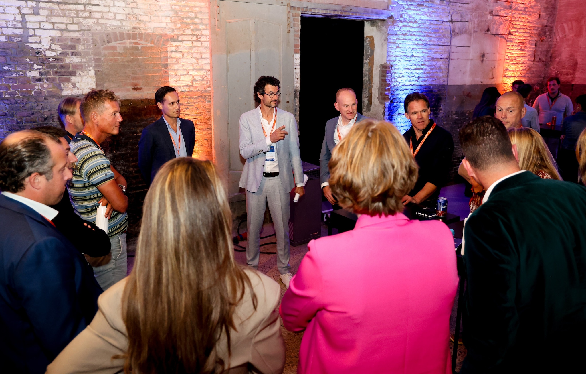 Topondernemer Jitse Groen (donker colbert, lichtblauw overhemd - Just Eat Takeaway) met aanwezigen tijdens het Changemakers-evenement. nlgroeit