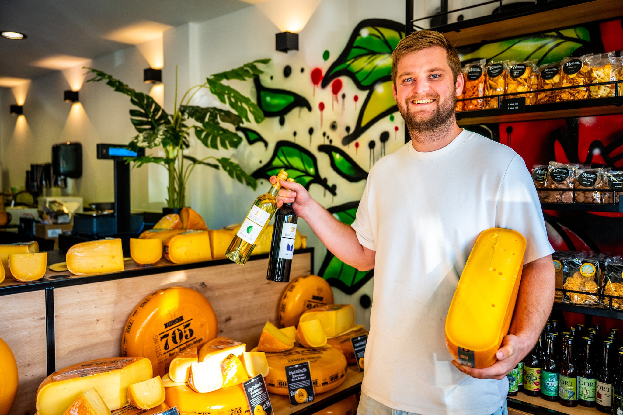 Kaas en nootjes worden gepresenteerd tegen een graffitiwand, een overblijfsel van de voormalige tattooshop. Kaas en nootjes worden gepresenteerd tegen een graffitiwand, een overblijfsel van de voormalige tattooshop. Foto: Josh Walet