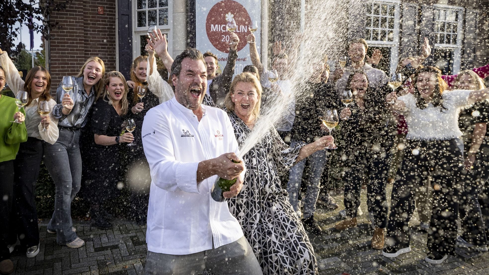 Emiel Kwekkeboom en Mandy Overbeek, eigenaren van restaurant Joann, vierden in 2024 feest met hun team na het behalen van de Michelinster. Emiel Kwekkeboom en Mandy Overbeek, eigenaren van restaurant Joann, vierden in 2024 feest met hun team na het behalen van de Michelinster. Foto: Robin Hilberink