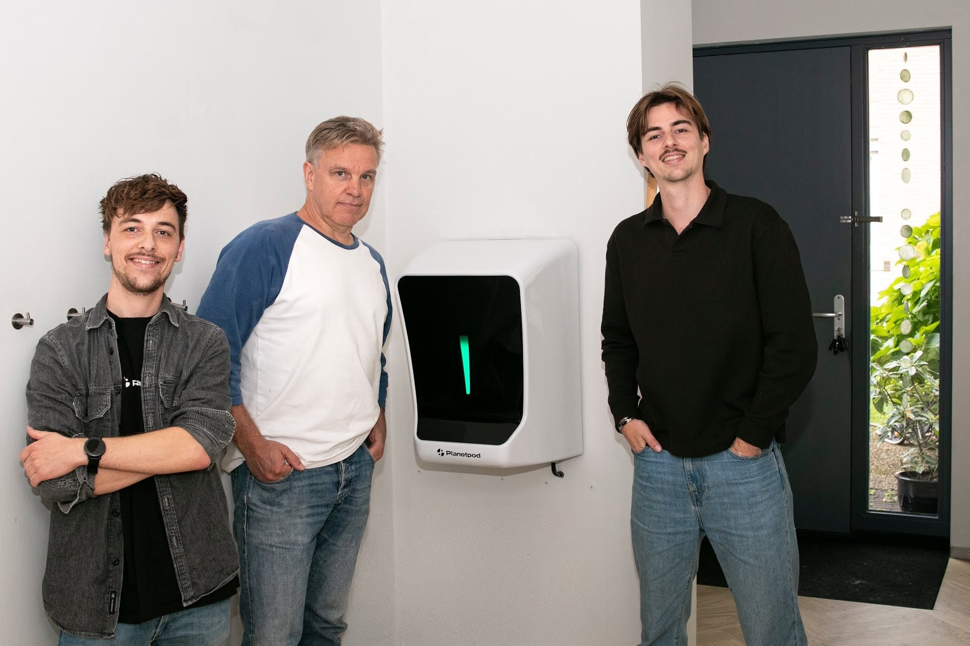 Broers Maurice (rechts) en Roel leveren de eerste 300 thuisbatterijen aan klanten. Broers Maurice (rechts) en Roel leveren de eerste van 300 thuisbatterijen bij klant Martijn Bennis. Foto: Planetpod